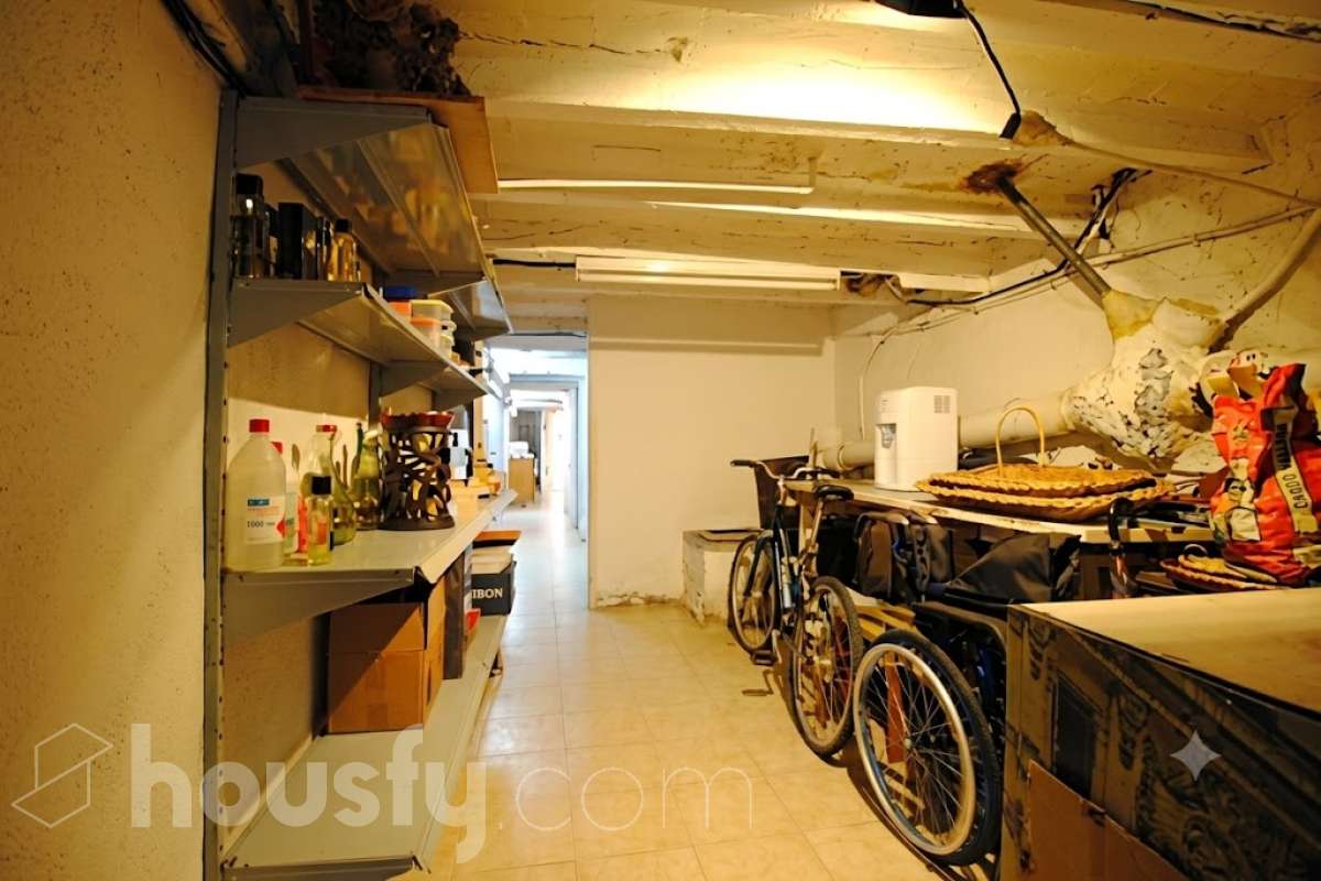 Housfy vende 🏡 amplia casa ubicada en Vilafranca del Penedès, la cuál consta de 305m2 útiles (verificados con la Dirección General de Catastro). Construida en el año: 1800. Distribución de estancias -Salón-comedor -4 Dormitorios -3 Baños -Cocina equipada Características específicas -Cédula de habitabilidad -Ascensor Zona y entorno Respecto a la ubicación, se sitúa en Vilafranca del Penedès, municipio de Barcelona. Esta propiedad se encuentra cerca de transporte público, colegios, supermercados y farmacias. Aviso legal El precio de venta no incluye gastos de la compraventa como notaría, registro, impuestos, ni tampoco honorarios agencia. Esta publicación no es vinculante. Consulta siempre la nota simple con Housfy antes de formalizar la compraventa. Sobre nosotros Housfy es la plataforma integral de servicios inmobiliarios. Nuestra combinación de expertos y tecnología pone al alcance de todo el mundo servicios cómodos, claros y seguros. AICAT número: 7922. Nos encargamos de la gestión y asesoramiento de la compra. ¡Olvídate de todo! Hacemos los trámites por ti. Y, si además necesitas financiación, ponemos a tu disposición un bróker hipotecario para ayudarte a conseguir las mejores condiciones para tu perfil económico. ¿Quieres visitarla? Contacta con Housfy y agenda tu visita sin compromiso. Más información en: housfy.com Este anuncio contiene imágenes ilustrativas, con el objetivo de mostrar el potencial de la propiedad, y pueden diferir del resultado final.-28