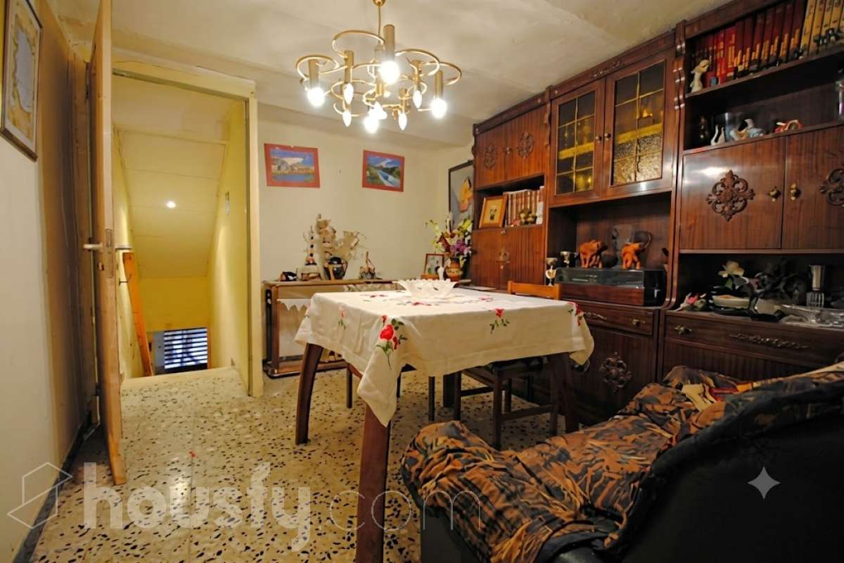 Housfy vende 🏡 amplia casa ubicada en Vilafranca del Penedès, la cuál consta de 305m2 útiles (verificados con la Dirección General de Catastro). Construida en el año: 1800. Distribución de estancias -Salón-comedor -4 Dormitorios -3 Baños -Cocina equipada Características específicas -Cédula de habitabilidad -Ascensor Zona y entorno Respecto a la ubicación, se sitúa en Vilafranca del Penedès, municipio de Barcelona. Esta propiedad se encuentra cerca de transporte público, colegios, supermercados y farmacias. Aviso legal El precio de venta no incluye gastos de la compraventa como notaría, registro, impuestos, ni tampoco honorarios agencia. Esta publicación no es vinculante. Consulta siempre la nota simple con Housfy antes de formalizar la compraventa. Sobre nosotros Housfy es la plataforma integral de servicios inmobiliarios. Nuestra combinación de expertos y tecnología pone al alcance de todo el mundo servicios cómodos, claros y seguros. AICAT número: 7922. Nos encargamos de la gestión y asesoramiento de la compra. ¡Olvídate de todo! Hacemos los trámites por ti. Y, si además necesitas financiación, ponemos a tu disposición un bróker hipotecario para ayudarte a conseguir las mejores condiciones para tu perfil económico. ¿Quieres visitarla? Contacta con Housfy y agenda tu visita sin compromiso. Más información en: housfy.com Este anuncio contiene imágenes ilustrativas, con el objetivo de mostrar el potencial de la propiedad, y pueden diferir del resultado final.-6