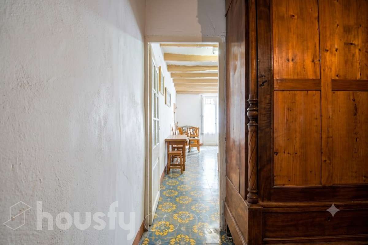 Housfy vende 🏡 amplia casa ubicada en Vilafranca del Penedès, la cuál consta de 305m2 útiles (verificados con la Dirección General de Catastro). Construida en el año: 1800. Distribución de estancias -Salón-comedor -4 Dormitorios -3 Baños -Cocina equipada Características específicas -Cédula de habitabilidad -Ascensor Zona y entorno Respecto a la ubicación, se sitúa en Vilafranca del Penedès, municipio de Barcelona. Esta propiedad se encuentra cerca de transporte público, colegios, supermercados y farmacias. Aviso legal El precio de venta no incluye gastos de la compraventa como notaría, registro, impuestos, ni tampoco honorarios agencia. Esta publicación no es vinculante. Consulta siempre la nota simple con Housfy antes de formalizar la compraventa. Sobre nosotros Housfy es la plataforma integral de servicios inmobiliarios. Nuestra combinación de expertos y tecnología pone al alcance de todo el mundo servicios cómodos, claros y seguros. AICAT número: 7922. Nos encargamos de la gestión y asesoramiento de la compra. ¡Olvídate de todo! Hacemos los trámites por ti. Y, si además necesitas financiación, ponemos a tu disposición un bróker hipotecario para ayudarte a conseguir las mejores condiciones para tu perfil económico. ¿Quieres visitarla? Contacta con Housfy y agenda tu visita sin compromiso. Más información en: housfy.com Este anuncio contiene imágenes ilustrativas, con el objetivo de mostrar el potencial de la propiedad, y pueden diferir del resultado final.-25