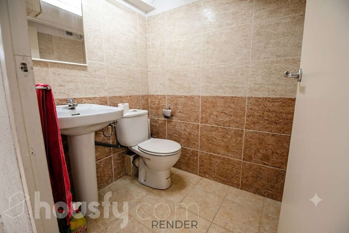 Housfy vende 🏡 amplia casa ubicada en Vilafranca del Penedès, la cuál consta de 305m2 útiles (verificados con la Dirección General de Catastro). Construida en el año: 1800. Distribución de estancias -Salón-comedor -4 Dormitorios -3 Baños -Cocina equipada Características específicas -Cédula de habitabilidad -Ascensor Zona y entorno Respecto a la ubicación, se sitúa en Vilafranca del Penedès, municipio de Barcelona. Esta propiedad se encuentra cerca de transporte público, colegios, supermercados y farmacias. Aviso legal El precio de venta no incluye gastos de la compraventa como notaría, registro, impuestos, ni tampoco honorarios agencia. Esta publicación no es vinculante. Consulta siempre la nota simple con Housfy antes de formalizar la compraventa. Sobre nosotros Housfy es la plataforma integral de servicios inmobiliarios. Nuestra combinación de expertos y tecnología pone al alcance de todo el mundo servicios cómodos, claros y seguros. AICAT número: 7922. Nos encargamos de la gestión y asesoramiento de la compra. ¡Olvídate de todo! Hacemos los trámites por ti. Y, si además necesitas financiación, ponemos a tu disposición un bróker hipotecario para ayudarte a conseguir las mejores condiciones para tu perfil económico. ¿Quieres visitarla? Contacta con Housfy y agenda tu visita sin compromiso. Más información en: housfy.com Este anuncio contiene imágenes ilustrativas, con el objetivo de mostrar el potencial de la propiedad, y pueden diferir del resultado final.-21