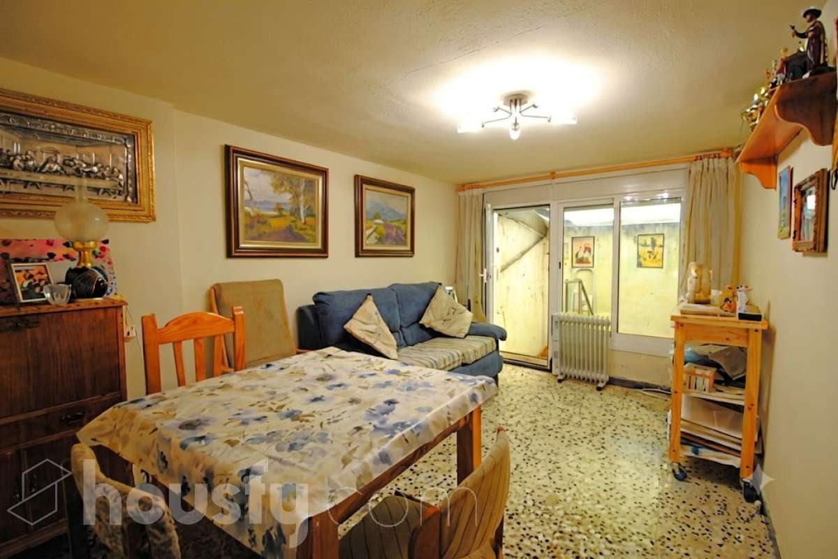Housfy vende 🏡 amplia casa ubicada en Vilafranca del Penedès, la cuál consta de 305m2 útiles (verificados con la Dirección General de Catastro). Construida en el año: 1800. Distribución de estancias -Salón-comedor -4 Dormitorios -3 Baños -Cocina equipada Características específicas -Cédula de habitabilidad -Ascensor Zona y entorno Respecto a la ubicación, se sitúa en Vilafranca del Penedès, municipio de Barcelona. Esta propiedad se encuentra cerca de transporte público, colegios, supermercados y farmacias. Aviso legal El precio de venta no incluye gastos de la compraventa como notaría, registro, impuestos, ni tampoco honorarios agencia. Esta publicación no es vinculante. Consulta siempre la nota simple con Housfy antes de formalizar la compraventa. Sobre nosotros Housfy es la plataforma integral de servicios inmobiliarios. Nuestra combinación de expertos y tecnología pone al alcance de todo el mundo servicios cómodos, claros y seguros. AICAT número: 7922. Nos encargamos de la gestión y asesoramiento de la compra. ¡Olvídate de todo! Hacemos los trámites por ti. Y, si además necesitas financiación, ponemos a tu disposición un bróker hipotecario para ayudarte a conseguir las mejores condiciones para tu perfil económico. ¿Quieres visitarla? Contacta con Housfy y agenda tu visita sin compromiso. Más información en: housfy.com Este anuncio contiene imágenes ilustrativas, con el objetivo de mostrar el potencial de la propiedad, y pueden diferir del resultado final.-2