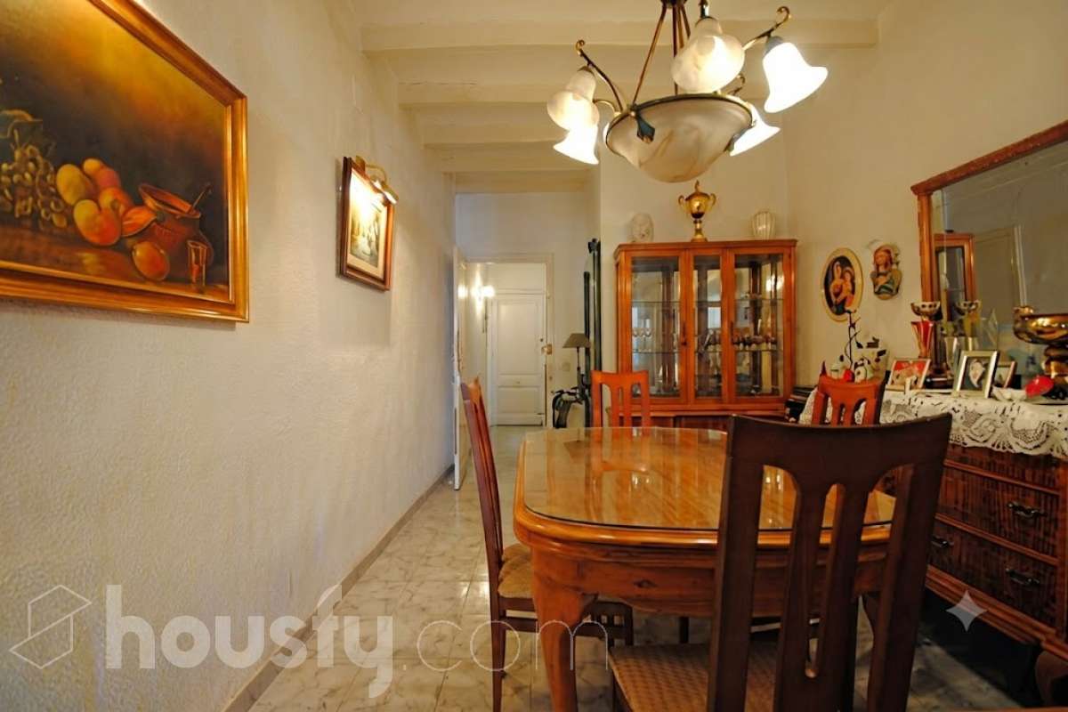 Housfy vende 🏡 amplia casa ubicada en Vilafranca del Penedès, la cuál consta de 305m2 útiles (verificados con la Dirección General de Catastro). Construida en el año: 1800. Distribución de estancias -Salón-comedor -4 Dormitorios -3 Baños -Cocina equipada Características específicas -Cédula de habitabilidad -Ascensor Zona y entorno Respecto a la ubicación, se sitúa en Vilafranca del Penedès, municipio de Barcelona. Esta propiedad se encuentra cerca de transporte público, colegios, supermercados y farmacias. Aviso legal El precio de venta no incluye gastos de la compraventa como notaría, registro, impuestos, ni tampoco honorarios agencia. Esta publicación no es vinculante. Consulta siempre la nota simple con Housfy antes de formalizar la compraventa. Sobre nosotros Housfy es la plataforma integral de servicios inmobiliarios. Nuestra combinación de expertos y tecnología pone al alcance de todo el mundo servicios cómodos, claros y seguros. AICAT número: 7922. Nos encargamos de la gestión y asesoramiento de la compra. ¡Olvídate de todo! Hacemos los trámites por ti. Y, si además necesitas financiación, ponemos a tu disposición un bróker hipotecario para ayudarte a conseguir las mejores condiciones para tu perfil económico. ¿Quieres visitarla? Contacta con Housfy y agenda tu visita sin compromiso. Más información en: housfy.com Este anuncio contiene imágenes ilustrativas, con el objetivo de mostrar el potencial de la propiedad, y pueden diferir del resultado final.-7
