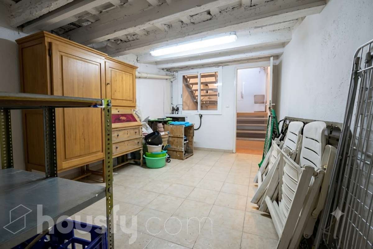 Housfy vende 🏡 amplia casa ubicada en Vilafranca del Penedès, la cuál consta de 305m2 útiles (verificados con la Dirección General de Catastro). Construida en el año: 1800. Distribución de estancias -Salón-comedor -4 Dormitorios -3 Baños -Cocina equipada Características específicas -Cédula de habitabilidad -Ascensor Zona y entorno Respecto a la ubicación, se sitúa en Vilafranca del Penedès, municipio de Barcelona. Esta propiedad se encuentra cerca de transporte público, colegios, supermercados y farmacias. Aviso legal El precio de venta no incluye gastos de la compraventa como notaría, registro, impuestos, ni tampoco honorarios agencia. Esta publicación no es vinculante. Consulta siempre la nota simple con Housfy antes de formalizar la compraventa. Sobre nosotros Housfy es la plataforma integral de servicios inmobiliarios. Nuestra combinación de expertos y tecnología pone al alcance de todo el mundo servicios cómodos, claros y seguros. AICAT número: 7922. Nos encargamos de la gestión y asesoramiento de la compra. ¡Olvídate de todo! Hacemos los trámites por ti. Y, si además necesitas financiación, ponemos a tu disposición un bróker hipotecario para ayudarte a conseguir las mejores condiciones para tu perfil económico. ¿Quieres visitarla? Contacta con Housfy y agenda tu visita sin compromiso. Más información en: housfy.com Este anuncio contiene imágenes ilustrativas, con el objetivo de mostrar el potencial de la propiedad, y pueden diferir del resultado final.-15