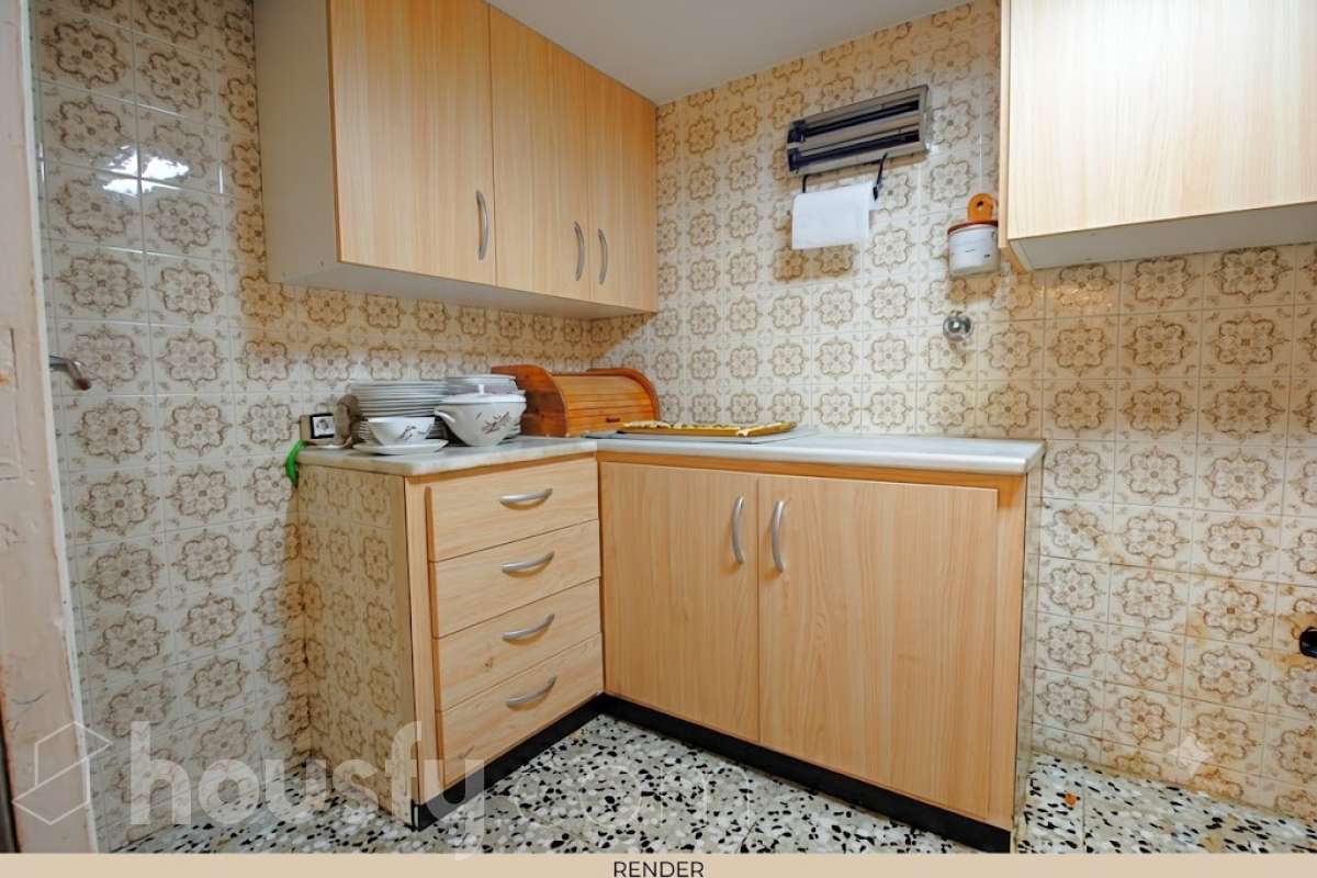 Housfy vende 🏡 amplia casa ubicada en Vilafranca del Penedès, la cuál consta de 305m2 útiles (verificados con la Dirección General de Catastro). Construida en el año: 1800. Distribución de estancias -Salón-comedor -4 Dormitorios -3 Baños -Cocina equipada Características específicas -Cédula de habitabilidad -Ascensor Zona y entorno Respecto a la ubicación, se sitúa en Vilafranca del Penedès, municipio de Barcelona. Esta propiedad se encuentra cerca de transporte público, colegios, supermercados y farmacias. Aviso legal El precio de venta no incluye gastos de la compraventa como notaría, registro, impuestos, ni tampoco honorarios agencia. Esta publicación no es vinculante. Consulta siempre la nota simple con Housfy antes de formalizar la compraventa. Sobre nosotros Housfy es la plataforma integral de servicios inmobiliarios. Nuestra combinación de expertos y tecnología pone al alcance de todo el mundo servicios cómodos, claros y seguros. AICAT número: 7922. Nos encargamos de la gestión y asesoramiento de la compra. ¡Olvídate de todo! Hacemos los trámites por ti. Y, si además necesitas financiación, ponemos a tu disposición un bróker hipotecario para ayudarte a conseguir las mejores condiciones para tu perfil económico. ¿Quieres visitarla? Contacta con Housfy y agenda tu visita sin compromiso. Más información en: housfy.com Este anuncio contiene imágenes ilustrativas, con el objetivo de mostrar el potencial de la propiedad, y pueden diferir del resultado final.-18