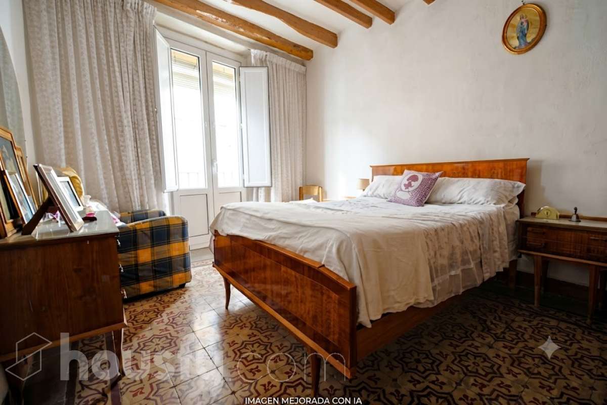 Housfy vende 🏡 amplia casa ubicada en Vilafranca del Penedès, la cuál consta de 305m2 útiles (verificados con la Dirección General de Catastro). Construida en el año: 1800. Distribución de estancias -Salón-comedor -4 Dormitorios -3 Baños -Cocina equipada Características específicas -Cédula de habitabilidad -Ascensor Zona y entorno Respecto a la ubicación, se sitúa en Vilafranca del Penedès, municipio de Barcelona. Esta propiedad se encuentra cerca de transporte público, colegios, supermercados y farmacias. Aviso legal El precio de venta no incluye gastos de la compraventa como notaría, registro, impuestos, ni tampoco honorarios agencia. Esta publicación no es vinculante. Consulta siempre la nota simple con Housfy antes de formalizar la compraventa. Sobre nosotros Housfy es la plataforma integral de servicios inmobiliarios. Nuestra combinación de expertos y tecnología pone al alcance de todo el mundo servicios cómodos, claros y seguros. AICAT número: 7922. Nos encargamos de la gestión y asesoramiento de la compra. ¡Olvídate de todo! Hacemos los trámites por ti. Y, si además necesitas financiación, ponemos a tu disposición un bróker hipotecario para ayudarte a conseguir las mejores condiciones para tu perfil económico. ¿Quieres visitarla? Contacta con Housfy y agenda tu visita sin compromiso. Más información en: housfy.com Este anuncio contiene imágenes ilustrativas, con el objetivo de mostrar el potencial de la propiedad, y pueden diferir del resultado final.-9