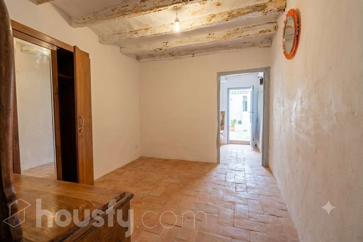 Housfy vende 🏡 amplia casa ubicada en Vilafranca del Penedès, la cuál consta de 305m2 útiles (verificados con la Dirección General de Catastro). Construida en el año: 1800. Distribución de estancias -Salón-comedor -4 Dormitorios -3 Baños -Cocina equipada Características específicas -Cédula de habitabilidad -Ascensor Zona y entorno Respecto a la ubicación, se sitúa en Vilafranca del Penedès, municipio de Barcelona. Esta propiedad se encuentra cerca de transporte público, colegios, supermercados y farmacias. Aviso legal El precio de venta no incluye gastos de la compraventa como notaría, registro, impuestos, ni tampoco honorarios agencia. Esta publicación no es vinculante. Consulta siempre la nota simple con Housfy antes de formalizar la compraventa. Sobre nosotros Housfy es la plataforma integral de servicios inmobiliarios. Nuestra combinación de expertos y tecnología pone al alcance de todo el mundo servicios cómodos, claros y seguros. AICAT número: 7922. Nos encargamos de la gestión y asesoramiento de la compra. ¡Olvídate de todo! Hacemos los trámites por ti. Y, si además necesitas financiación, ponemos a tu disposición un bróker hipotecario para ayudarte a conseguir las mejores condiciones para tu perfil económico. ¿Quieres visitarla? Contacta con Housfy y agenda tu visita sin compromiso. Más información en: housfy.com Este anuncio contiene imágenes ilustrativas, con el objetivo de mostrar el potencial de la propiedad, y pueden diferir del resultado final.-16