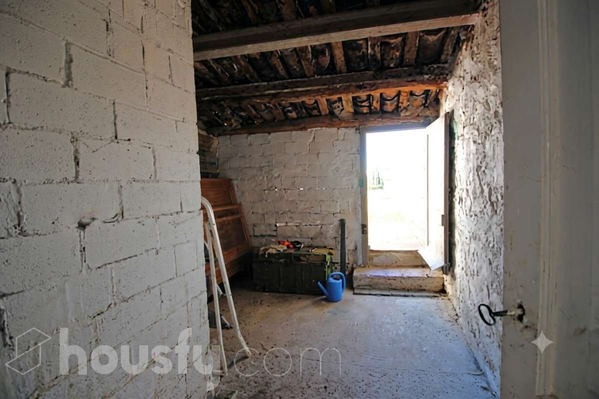 Housfy vende 🏡 amplia casa ubicada en Vilafranca del Penedès, la cuál consta de 305m2 útiles (verificados con la Dirección General de Catastro). Construida en el año: 1800. Distribución de estancias -Salón-comedor -4 Dormitorios -3 Baños -Cocina equipada Características específicas -Cédula de habitabilidad -Ascensor Zona y entorno Respecto a la ubicación, se sitúa en Vilafranca del Penedès, municipio de Barcelona. Esta propiedad se encuentra cerca de transporte público, colegios, supermercados y farmacias. Aviso legal El precio de venta no incluye gastos de la compraventa como notaría, registro, impuestos, ni tampoco honorarios agencia. Esta publicación no es vinculante. Consulta siempre la nota simple con Housfy antes de formalizar la compraventa. Sobre nosotros Housfy es la plataforma integral de servicios inmobiliarios. Nuestra combinación de expertos y tecnología pone al alcance de todo el mundo servicios cómodos, claros y seguros. AICAT número: 7922. Nos encargamos de la gestión y asesoramiento de la compra. ¡Olvídate de todo! Hacemos los trámites por ti. Y, si además necesitas financiación, ponemos a tu disposición un bróker hipotecario para ayudarte a conseguir las mejores condiciones para tu perfil económico. ¿Quieres visitarla? Contacta con Housfy y agenda tu visita sin compromiso. Más información en: housfy.com Este anuncio contiene imágenes ilustrativas, con el objetivo de mostrar el potencial de la propiedad, y pueden diferir del resultado final.-27
