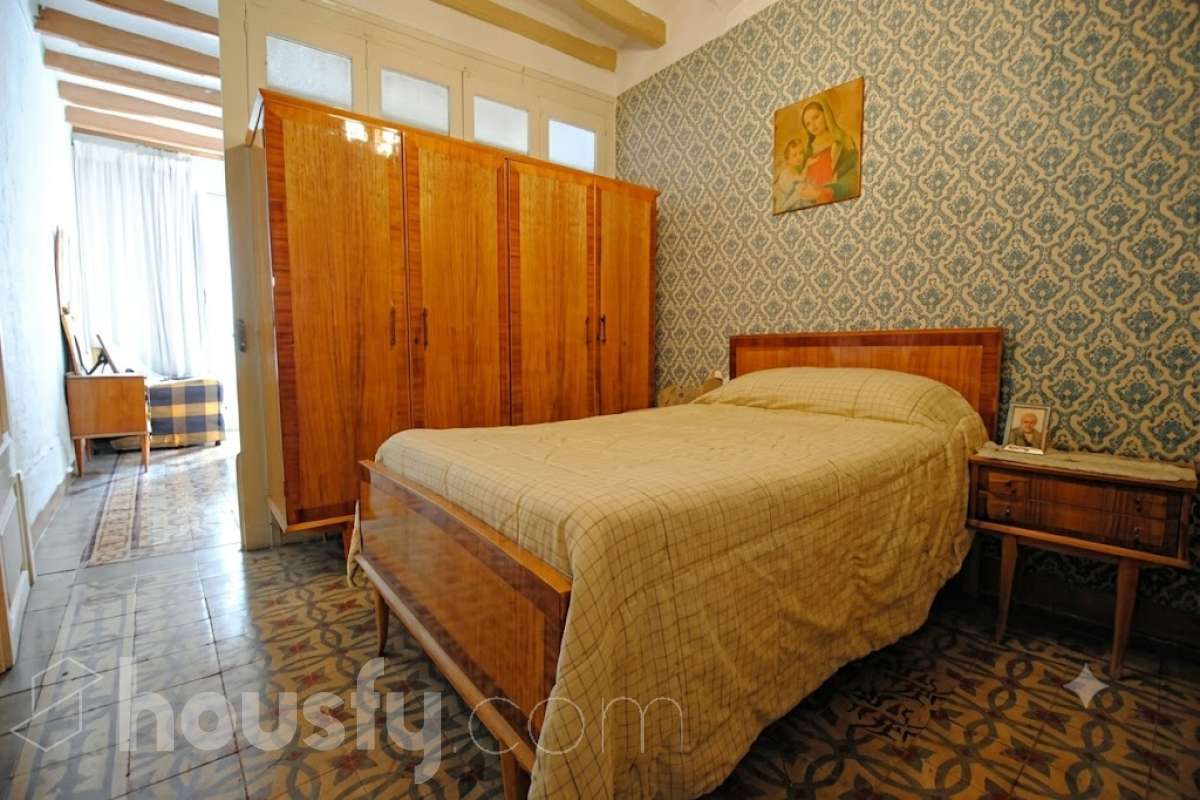Housfy vende 🏡 amplia casa ubicada en Vilafranca del Penedès, la cuál consta de 305m2 útiles (verificados con la Dirección General de Catastro). Construida en el año: 1800. Distribución de estancias -Salón-comedor -4 Dormitorios -3 Baños -Cocina equipada Características específicas -Cédula de habitabilidad -Ascensor Zona y entorno Respecto a la ubicación, se sitúa en Vilafranca del Penedès, municipio de Barcelona. Esta propiedad se encuentra cerca de transporte público, colegios, supermercados y farmacias. Aviso legal El precio de venta no incluye gastos de la compraventa como notaría, registro, impuestos, ni tampoco honorarios agencia. Esta publicación no es vinculante. Consulta siempre la nota simple con Housfy antes de formalizar la compraventa. Sobre nosotros Housfy es la plataforma integral de servicios inmobiliarios. Nuestra combinación de expertos y tecnología pone al alcance de todo el mundo servicios cómodos, claros y seguros. AICAT número: 7922. Nos encargamos de la gestión y asesoramiento de la compra. ¡Olvídate de todo! Hacemos los trámites por ti. Y, si además necesitas financiación, ponemos a tu disposición un bróker hipotecario para ayudarte a conseguir las mejores condiciones para tu perfil económico. ¿Quieres visitarla? Contacta con Housfy y agenda tu visita sin compromiso. Más información en: housfy.com Este anuncio contiene imágenes ilustrativas, con el objetivo de mostrar el potencial de la propiedad, y pueden diferir del resultado final.-14