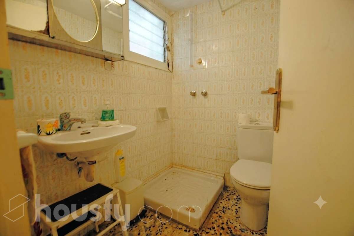 Housfy vende 🏡 amplia casa ubicada en Vilafranca del Penedès, la cuál consta de 305m2 útiles (verificados con la Dirección General de Catastro). Construida en el año: 1800. Distribución de estancias -Salón-comedor -4 Dormitorios -3 Baños -Cocina equipada Características específicas -Cédula de habitabilidad -Ascensor Zona y entorno Respecto a la ubicación, se sitúa en Vilafranca del Penedès, municipio de Barcelona. Esta propiedad se encuentra cerca de transporte público, colegios, supermercados y farmacias. Aviso legal El precio de venta no incluye gastos de la compraventa como notaría, registro, impuestos, ni tampoco honorarios agencia. Esta publicación no es vinculante. Consulta siempre la nota simple con Housfy antes de formalizar la compraventa. Sobre nosotros Housfy es la plataforma integral de servicios inmobiliarios. Nuestra combinación de expertos y tecnología pone al alcance de todo el mundo servicios cómodos, claros y seguros. AICAT número: 7922. Nos encargamos de la gestión y asesoramiento de la compra. ¡Olvídate de todo! Hacemos los trámites por ti. Y, si además necesitas financiación, ponemos a tu disposición un bróker hipotecario para ayudarte a conseguir las mejores condiciones para tu perfil económico. ¿Quieres visitarla? Contacta con Housfy y agenda tu visita sin compromiso. Más información en: housfy.com Este anuncio contiene imágenes ilustrativas, con el objetivo de mostrar el potencial de la propiedad, y pueden diferir del resultado final.-19