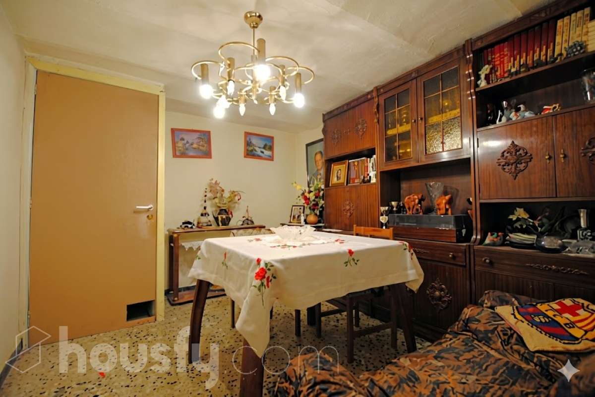 Housfy vende 🏡 amplia casa ubicada en Vilafranca del Penedès, la cuál consta de 305m2 útiles (verificados con la Dirección General de Catastro). Construida en el año: 1800. Distribución de estancias -Salón-comedor -4 Dormitorios -3 Baños -Cocina equipada Características específicas -Cédula de habitabilidad -Ascensor Zona y entorno Respecto a la ubicación, se sitúa en Vilafranca del Penedès, municipio de Barcelona. Esta propiedad se encuentra cerca de transporte público, colegios, supermercados y farmacias. Aviso legal El precio de venta no incluye gastos de la compraventa como notaría, registro, impuestos, ni tampoco honorarios agencia. Esta publicación no es vinculante. Consulta siempre la nota simple con Housfy antes de formalizar la compraventa. Sobre nosotros Housfy es la plataforma integral de servicios inmobiliarios. Nuestra combinación de expertos y tecnología pone al alcance de todo el mundo servicios cómodos, claros y seguros. AICAT número: 7922. Nos encargamos de la gestión y asesoramiento de la compra. ¡Olvídate de todo! Hacemos los trámites por ti. Y, si además necesitas financiación, ponemos a tu disposición un bróker hipotecario para ayudarte a conseguir las mejores condiciones para tu perfil económico. ¿Quieres visitarla? Contacta con Housfy y agenda tu visita sin compromiso. Más información en: housfy.com Este anuncio contiene imágenes ilustrativas, con el objetivo de mostrar el potencial de la propiedad, y pueden diferir del resultado final.-8