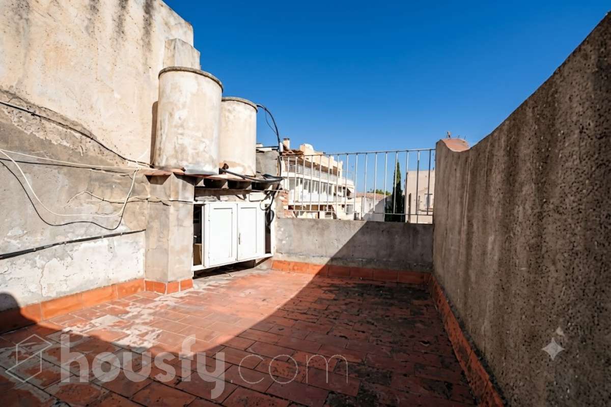 Housfy vende 🏡 amplia casa ubicada en Vilafranca del Penedès, la cuál consta de 305m2 útiles (verificados con la Dirección General de Catastro). Construida en el año: 1800. Distribución de estancias -Salón-comedor -4 Dormitorios -3 Baños -Cocina equipada Características específicas -Cédula de habitabilidad -Ascensor Zona y entorno Respecto a la ubicación, se sitúa en Vilafranca del Penedès, municipio de Barcelona. Esta propiedad se encuentra cerca de transporte público, colegios, supermercados y farmacias. Aviso legal El precio de venta no incluye gastos de la compraventa como notaría, registro, impuestos, ni tampoco honorarios agencia. Esta publicación no es vinculante. Consulta siempre la nota simple con Housfy antes de formalizar la compraventa. Sobre nosotros Housfy es la plataforma integral de servicios inmobiliarios. Nuestra combinación de expertos y tecnología pone al alcance de todo el mundo servicios cómodos, claros y seguros. AICAT número: 7922. Nos encargamos de la gestión y asesoramiento de la compra. ¡Olvídate de todo! Hacemos los trámites por ti. Y, si además necesitas financiación, ponemos a tu disposición un bróker hipotecario para ayudarte a conseguir las mejores condiciones para tu perfil económico. ¿Quieres visitarla? Contacta con Housfy y agenda tu visita sin compromiso. Más información en: housfy.com Este anuncio contiene imágenes ilustrativas, con el objetivo de mostrar el potencial de la propiedad, y pueden diferir del resultado final.-23