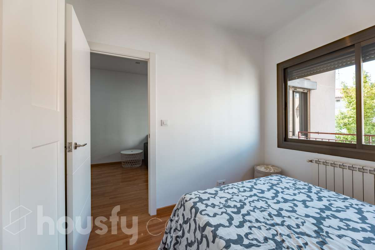 Housfy vende en exclusiva este acogedor piso de 3 habitaciones ubicado en Esplugues de Llobregat, una vivienda muy luminosa y cuidada, perfecta para quienes buscan un hogar listo para disfrutar desde el primer día. La vivienda consta de 71 m2 útiles (verificados con la Dirección General de Catastro) y fue construida en el año 1973. La luz natural es una de sus grandes protagonistas, creando espacios agradables y llenos de vida. El salón-comedor, con salida al balcón, invita a compartir momentos en familia o simplemente a disfrutar de la tranquilidad del hogar. La vivienda se completa con una cocina totalmente equipada con lavadero independiente, tres dormitorios, un baño completo con plato de ducha, aire acondicionado y calefacción que garantizan el confort durante todo el año. Características específicas: -Aire acondicionado y calefacción -Balcón -Lavadero independiente -Muy buen estado de conservación -Finca sin ascensor -Cédula de habitabilidad vigente Zona y entorno Ubicada en la zona de La Plana-Montesa en Esplugues de Llobregat, municipio de Barcelona, esta vivienda combina la tranquilidad de un entorno residencial con la comodidad de disponer de todos los servicios necesarios para el día a día a pocos minutos: comercios, colegios, transporte público y zonas verdes. Su excelente conexión con Barcelona, a través de la Diagonal, el Trambaix y la Ronda de Dalt, facilita los desplazamientos tanto en transporte público como en vehículo privado. Aviso legal El precio de venta no incluye gastos de la compraventa como notaría, registro, impuestos, ni tampoco honorarios agencia. Esta publicación no es vinculante. Consulta siempre la nota simple con Housfy antes de formalizar la compraventa. Sobre nosotros Housfy es la plataforma integral de servicios inmobiliarios. Nuestra combinación de expertos y tecnología pone al alcance de todo el mundo servicios cómodos, claros y seguros. AICAT número: 7922. Nos encargamos de la gestión y asesoramiento de la compra. ¡Olvídate de todo! Hacemos los trámites por ti. Y, si además necesitas financiación, ponemos a tu disposición un bróker hipotecario para ayudarte a conseguir las mejores condiciones para tu perfil económico. ¿Quieres visitarla? Contacta con Housfy y agenda tu visita sin compromiso. Más información en: housfy.com En cumplimiento de la Ley 8/2026 en Cataluña, el certificado de presencia o ausencia de amianto se encuentra en proceso de tramitación.-22