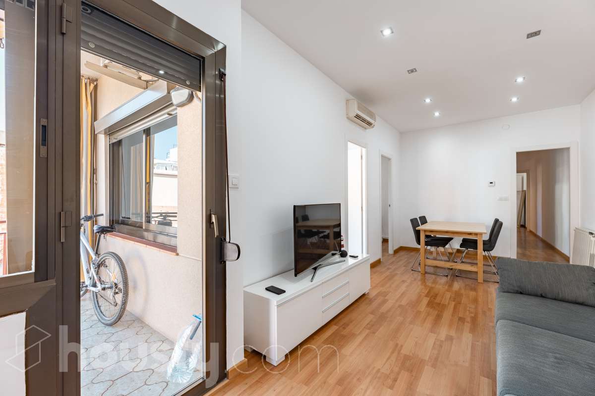 Housfy vende en exclusiva este acogedor piso de 3 habitaciones ubicado en Esplugues de Llobregat, una vivienda muy luminosa y cuidada, perfecta para quienes buscan un hogar listo para disfrutar desde el primer día. La vivienda consta de 71 m2 útiles (verificados con la Dirección General de Catastro) y fue construida en el año 1973. La luz natural es una de sus grandes protagonistas, creando espacios agradables y llenos de vida. El salón-comedor, con salida al balcón, invita a compartir momentos en familia o simplemente a disfrutar de la tranquilidad del hogar. La vivienda se completa con una cocina totalmente equipada con lavadero independiente, tres dormitorios, un baño completo con plato de ducha, aire acondicionado y calefacción que garantizan el confort durante todo el año. Características específicas: -Aire acondicionado y calefacción -Balcón -Lavadero independiente -Muy buen estado de conservación -Finca sin ascensor -Cédula de habitabilidad vigente Zona y entorno Ubicada en la zona de La Plana-Montesa en Esplugues de Llobregat, municipio de Barcelona, esta vivienda combina la tranquilidad de un entorno residencial con la comodidad de disponer de todos los servicios necesarios para el día a día a pocos minutos: comercios, colegios, transporte público y zonas verdes. Su excelente conexión con Barcelona, a través de la Diagonal, el Trambaix y la Ronda de Dalt, facilita los desplazamientos tanto en transporte público como en vehículo privado. Aviso legal El precio de venta no incluye gastos de la compraventa como notaría, registro, impuestos, ni tampoco honorarios agencia. Esta publicación no es vinculante. Consulta siempre la nota simple con Housfy antes de formalizar la compraventa. Sobre nosotros Housfy es la plataforma integral de servicios inmobiliarios. Nuestra combinación de expertos y tecnología pone al alcance de todo el mundo servicios cómodos, claros y seguros. AICAT número: 7922. Nos encargamos de la gestión y asesoramiento de la compra. ¡Olvídate de todo! Hacemos los trámites por ti. Y, si además necesitas financiación, ponemos a tu disposición un bróker hipotecario para ayudarte a conseguir las mejores condiciones para tu perfil económico. ¿Quieres visitarla? Contacta con Housfy y agenda tu visita sin compromiso. Más información en: housfy.com En cumplimiento de la Ley 8/2026 en Cataluña, el certificado de presencia o ausencia de amianto se encuentra en proceso de tramitación.-5