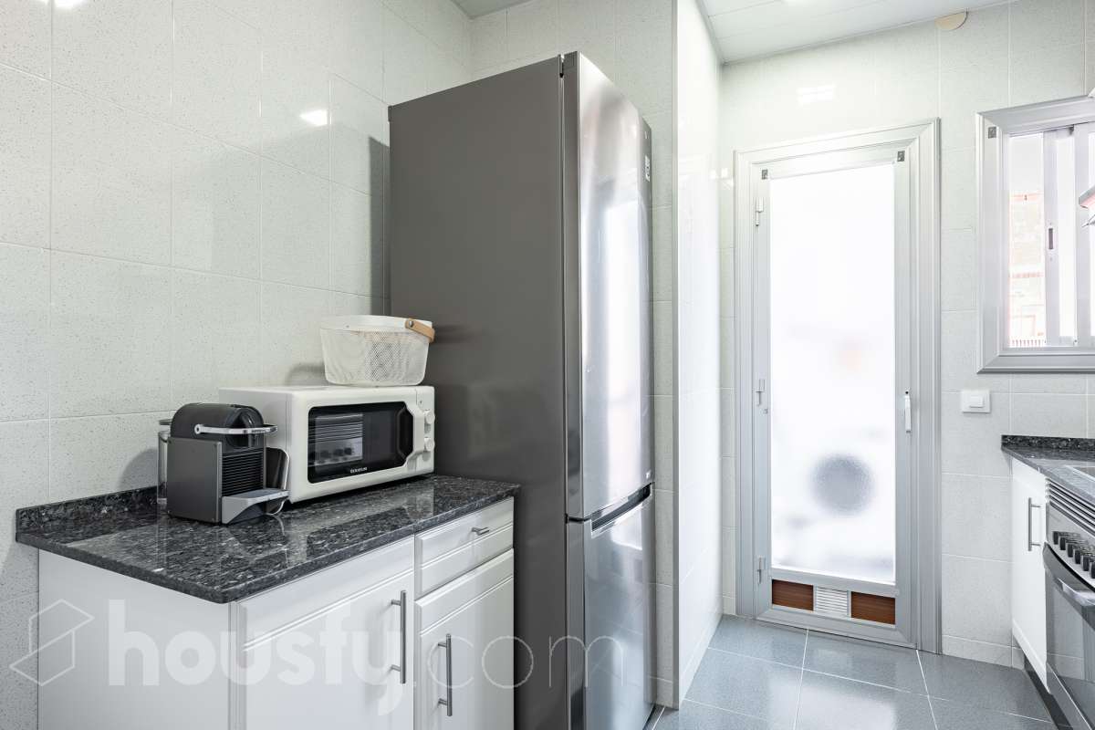 Housfy vende en exclusiva este acogedor piso de 3 habitaciones ubicado en Esplugues de Llobregat, una vivienda muy luminosa y cuidada, perfecta para quienes buscan un hogar listo para disfrutar desde el primer día. La vivienda consta de 71 m2 útiles (verificados con la Dirección General de Catastro) y fue construida en el año 1973. La luz natural es una de sus grandes protagonistas, creando espacios agradables y llenos de vida. El salón-comedor, con salida al balcón, invita a compartir momentos en familia o simplemente a disfrutar de la tranquilidad del hogar. La vivienda se completa con una cocina totalmente equipada con lavadero independiente, tres dormitorios, un baño completo con plato de ducha, aire acondicionado y calefacción que garantizan el confort durante todo el año. Características específicas: -Aire acondicionado y calefacción -Balcón -Lavadero independiente -Muy buen estado de conservación -Finca sin ascensor -Cédula de habitabilidad vigente Zona y entorno Ubicada en la zona de La Plana-Montesa en Esplugues de Llobregat, municipio de Barcelona, esta vivienda combina la tranquilidad de un entorno residencial con la comodidad de disponer de todos los servicios necesarios para el día a día a pocos minutos: comercios, colegios, transporte público y zonas verdes. Su excelente conexión con Barcelona, a través de la Diagonal, el Trambaix y la Ronda de Dalt, facilita los desplazamientos tanto en transporte público como en vehículo privado. Aviso legal El precio de venta no incluye gastos de la compraventa como notaría, registro, impuestos, ni tampoco honorarios agencia. Esta publicación no es vinculante. Consulta siempre la nota simple con Housfy antes de formalizar la compraventa. Sobre nosotros Housfy es la plataforma integral de servicios inmobiliarios. Nuestra combinación de expertos y tecnología pone al alcance de todo el mundo servicios cómodos, claros y seguros. AICAT número: 7922. Nos encargamos de la gestión y asesoramiento de la compra. ¡Olvídate de todo! Hacemos los trámites por ti. Y, si además necesitas financiación, ponemos a tu disposición un bróker hipotecario para ayudarte a conseguir las mejores condiciones para tu perfil económico. ¿Quieres visitarla? Contacta con Housfy y agenda tu visita sin compromiso. Más información en: housfy.com En cumplimiento de la Ley 8/2026 en Cataluña, el certificado de presencia o ausencia de amianto se encuentra en proceso de tramitación.-12