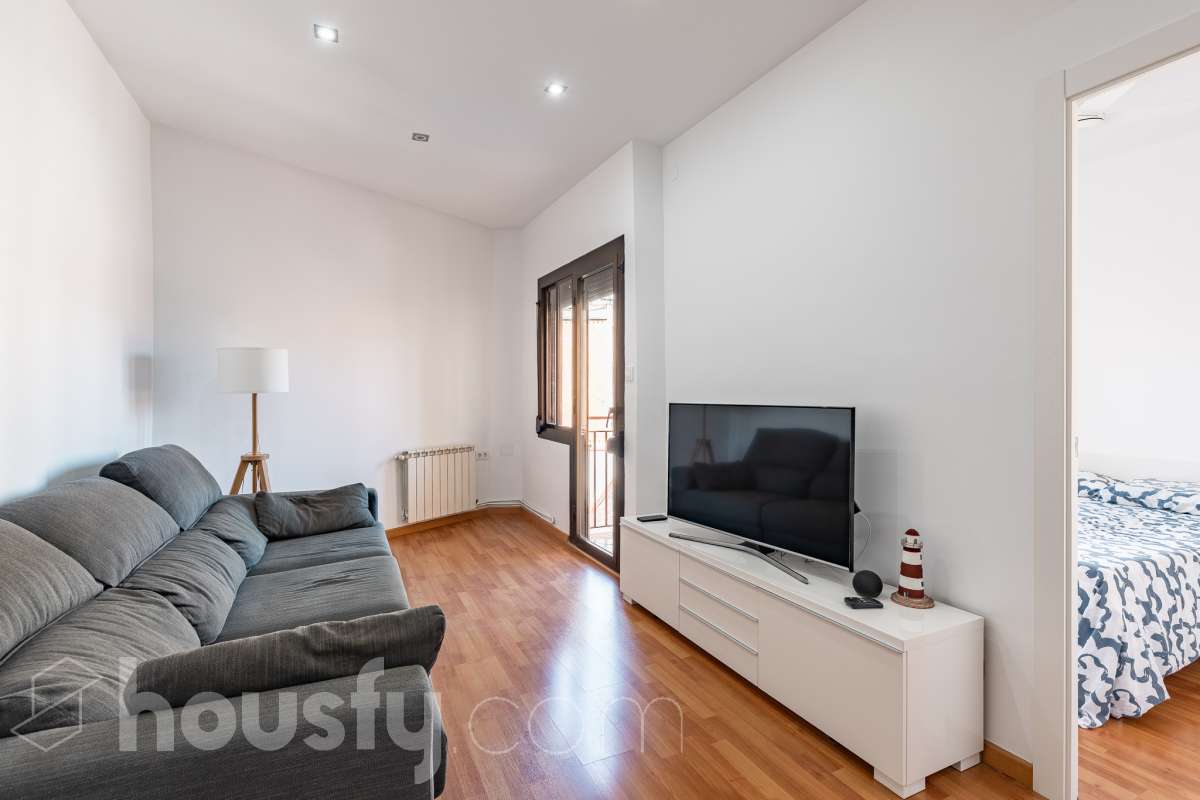 Housfy vende en exclusiva este acogedor piso de 3 habitaciones ubicado en Esplugues de Llobregat, una vivienda muy luminosa y cuidada, perfecta para quienes buscan un hogar listo para disfrutar desde el primer día. La vivienda consta de 71 m2 útiles (verificados con la Dirección General de Catastro) y fue construida en el año 1973. La luz natural es una de sus grandes protagonistas, creando espacios agradables y llenos de vida. El salón-comedor, con salida al balcón, invita a compartir momentos en familia o simplemente a disfrutar de la tranquilidad del hogar. La vivienda se completa con una cocina totalmente equipada con lavadero independiente, tres dormitorios, un baño completo con plato de ducha, aire acondicionado y calefacción que garantizan el confort durante todo el año. Características específicas: -Aire acondicionado y calefacción -Balcón -Lavadero independiente -Muy buen estado de conservación -Finca sin ascensor -Cédula de habitabilidad vigente Zona y entorno Ubicada en la zona de La Plana-Montesa en Esplugues de Llobregat, municipio de Barcelona, esta vivienda combina la tranquilidad de un entorno residencial con la comodidad de disponer de todos los servicios necesarios para el día a día a pocos minutos: comercios, colegios, transporte público y zonas verdes. Su excelente conexión con Barcelona, a través de la Diagonal, el Trambaix y la Ronda de Dalt, facilita los desplazamientos tanto en transporte público como en vehículo privado. Aviso legal El precio de venta no incluye gastos de la compraventa como notaría, registro, impuestos, ni tampoco honorarios agencia. Esta publicación no es vinculante. Consulta siempre la nota simple con Housfy antes de formalizar la compraventa. Sobre nosotros Housfy es la plataforma integral de servicios inmobiliarios. Nuestra combinación de expertos y tecnología pone al alcance de todo el mundo servicios cómodos, claros y seguros. AICAT número: 7922. Nos encargamos de la gestión y asesoramiento de la compra. ¡Olvídate de todo! Hacemos los trámites por ti. Y, si además necesitas financiación, ponemos a tu disposición un bróker hipotecario para ayudarte a conseguir las mejores condiciones para tu perfil económico. ¿Quieres visitarla? Contacta con Housfy y agenda tu visita sin compromiso. Más información en: housfy.com En cumplimiento de la Ley 8/2026 en Cataluña, el certificado de presencia o ausencia de amianto se encuentra en proceso de tramitación.-2