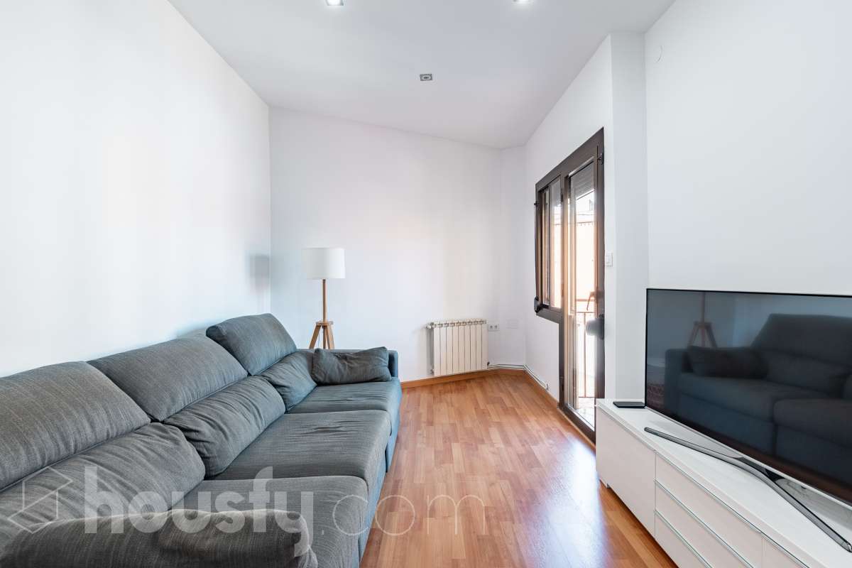 Housfy vende en exclusiva este acogedor piso de 3 habitaciones ubicado en Esplugues de Llobregat, una vivienda muy luminosa y cuidada, perfecta para quienes buscan un hogar listo para disfrutar desde el primer día. La vivienda consta de 71 m2 útiles (verificados con la Dirección General de Catastro) y fue construida en el año 1973. La luz natural es una de sus grandes protagonistas, creando espacios agradables y llenos de vida. El salón-comedor, con salida al balcón, invita a compartir momentos en familia o simplemente a disfrutar de la tranquilidad del hogar. La vivienda se completa con una cocina totalmente equipada con lavadero independiente, tres dormitorios, un baño completo con plato de ducha, aire acondicionado y calefacción que garantizan el confort durante todo el año. Características específicas: -Aire acondicionado y calefacción -Balcón -Lavadero independiente -Muy buen estado de conservación -Finca sin ascensor -Cédula de habitabilidad vigente Zona y entorno Ubicada en la zona de La Plana-Montesa en Esplugues de Llobregat, municipio de Barcelona, esta vivienda combina la tranquilidad de un entorno residencial con la comodidad de disponer de todos los servicios necesarios para el día a día a pocos minutos: comercios, colegios, transporte público y zonas verdes. Su excelente conexión con Barcelona, a través de la Diagonal, el Trambaix y la Ronda de Dalt, facilita los desplazamientos tanto en transporte público como en vehículo privado. Aviso legal El precio de venta no incluye gastos de la compraventa como notaría, registro, impuestos, ni tampoco honorarios agencia. Esta publicación no es vinculante. Consulta siempre la nota simple con Housfy antes de formalizar la compraventa. Sobre nosotros Housfy es la plataforma integral de servicios inmobiliarios. Nuestra combinación de expertos y tecnología pone al alcance de todo el mundo servicios cómodos, claros y seguros. AICAT número: 7922. Nos encargamos de la gestión y asesoramiento de la compra. ¡Olvídate de todo! Hacemos los trámites por ti. Y, si además necesitas financiación, ponemos a tu disposición un bróker hipotecario para ayudarte a conseguir las mejores condiciones para tu perfil económico. ¿Quieres visitarla? Contacta con Housfy y agenda tu visita sin compromiso. Más información en: housfy.com En cumplimiento de la Ley 8/2026 en Cataluña, el certificado de presencia o ausencia de amianto se encuentra en proceso de tramitación.-4