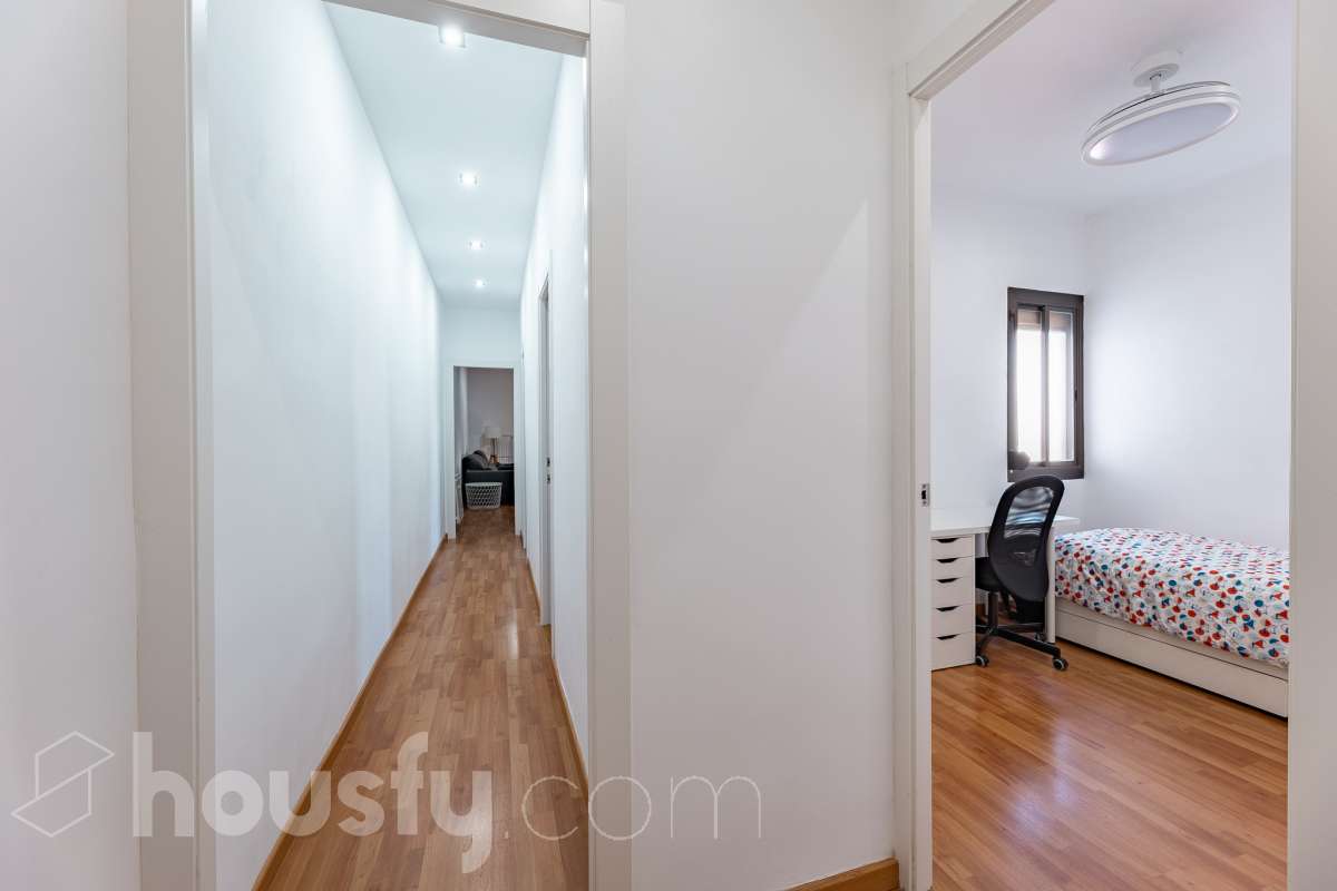 Housfy vende en exclusiva este acogedor piso de 3 habitaciones ubicado en Esplugues de Llobregat, una vivienda muy luminosa y cuidada, perfecta para quienes buscan un hogar listo para disfrutar desde el primer día. La vivienda consta de 71 m2 útiles (verificados con la Dirección General de Catastro) y fue construida en el año 1973. La luz natural es una de sus grandes protagonistas, creando espacios agradables y llenos de vida. El salón-comedor, con salida al balcón, invita a compartir momentos en familia o simplemente a disfrutar de la tranquilidad del hogar. La vivienda se completa con una cocina totalmente equipada con lavadero independiente, tres dormitorios, un baño completo con plato de ducha, aire acondicionado y calefacción que garantizan el confort durante todo el año. Características específicas: -Aire acondicionado y calefacción -Balcón -Lavadero independiente -Muy buen estado de conservación -Finca sin ascensor -Cédula de habitabilidad vigente Zona y entorno Ubicada en la zona de La Plana-Montesa en Esplugues de Llobregat, municipio de Barcelona, esta vivienda combina la tranquilidad de un entorno residencial con la comodidad de disponer de todos los servicios necesarios para el día a día a pocos minutos: comercios, colegios, transporte público y zonas verdes. Su excelente conexión con Barcelona, a través de la Diagonal, el Trambaix y la Ronda de Dalt, facilita los desplazamientos tanto en transporte público como en vehículo privado. Aviso legal El precio de venta no incluye gastos de la compraventa como notaría, registro, impuestos, ni tampoco honorarios agencia. Esta publicación no es vinculante. Consulta siempre la nota simple con Housfy antes de formalizar la compraventa. Sobre nosotros Housfy es la plataforma integral de servicios inmobiliarios. Nuestra combinación de expertos y tecnología pone al alcance de todo el mundo servicios cómodos, claros y seguros. AICAT número: 7922. Nos encargamos de la gestión y asesoramiento de la compra. ¡Olvídate de todo! Hacemos los trámites por ti. Y, si además necesitas financiación, ponemos a tu disposición un bróker hipotecario para ayudarte a conseguir las mejores condiciones para tu perfil económico. ¿Quieres visitarla? Contacta con Housfy y agenda tu visita sin compromiso. Más información en: housfy.com En cumplimiento de la Ley 8/2026 en Cataluña, el certificado de presencia o ausencia de amianto se encuentra en proceso de tramitación.-29