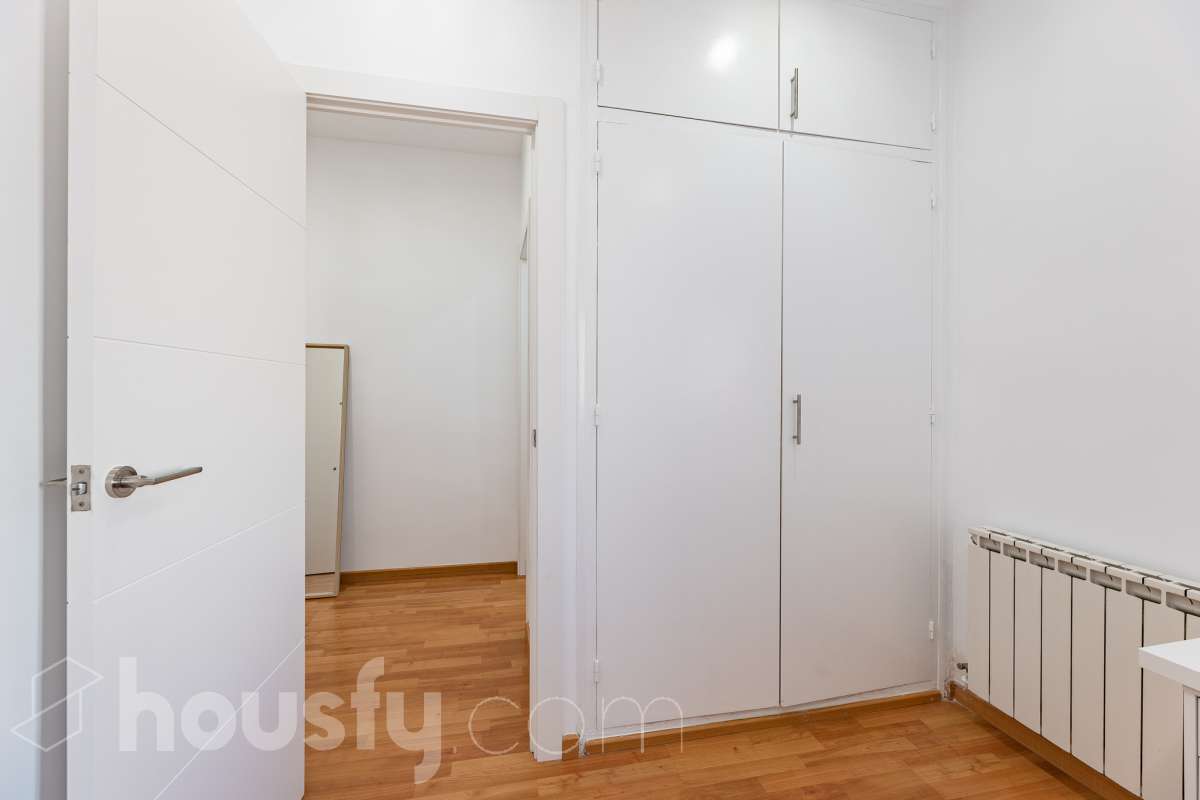 Housfy vende en exclusiva este acogedor piso de 3 habitaciones ubicado en Esplugues de Llobregat, una vivienda muy luminosa y cuidada, perfecta para quienes buscan un hogar listo para disfrutar desde el primer día. La vivienda consta de 71 m2 útiles (verificados con la Dirección General de Catastro) y fue construida en el año 1973. La luz natural es una de sus grandes protagonistas, creando espacios agradables y llenos de vida. El salón-comedor, con salida al balcón, invita a compartir momentos en familia o simplemente a disfrutar de la tranquilidad del hogar. La vivienda se completa con una cocina totalmente equipada con lavadero independiente, tres dormitorios, un baño completo con plato de ducha, aire acondicionado y calefacción que garantizan el confort durante todo el año. Características específicas: -Aire acondicionado y calefacción -Balcón -Lavadero independiente -Muy buen estado de conservación -Finca sin ascensor -Cédula de habitabilidad vigente Zona y entorno Ubicada en la zona de La Plana-Montesa en Esplugues de Llobregat, municipio de Barcelona, esta vivienda combina la tranquilidad de un entorno residencial con la comodidad de disponer de todos los servicios necesarios para el día a día a pocos minutos: comercios, colegios, transporte público y zonas verdes. Su excelente conexión con Barcelona, a través de la Diagonal, el Trambaix y la Ronda de Dalt, facilita los desplazamientos tanto en transporte público como en vehículo privado. Aviso legal El precio de venta no incluye gastos de la compraventa como notaría, registro, impuestos, ni tampoco honorarios agencia. Esta publicación no es vinculante. Consulta siempre la nota simple con Housfy antes de formalizar la compraventa. Sobre nosotros Housfy es la plataforma integral de servicios inmobiliarios. Nuestra combinación de expertos y tecnología pone al alcance de todo el mundo servicios cómodos, claros y seguros. AICAT número: 7922. Nos encargamos de la gestión y asesoramiento de la compra. ¡Olvídate de todo! Hacemos los trámites por ti. Y, si además necesitas financiación, ponemos a tu disposición un bróker hipotecario para ayudarte a conseguir las mejores condiciones para tu perfil económico. ¿Quieres visitarla? Contacta con Housfy y agenda tu visita sin compromiso. Más información en: housfy.com En cumplimiento de la Ley 8/2026 en Cataluña, el certificado de presencia o ausencia de amianto se encuentra en proceso de tramitación.-19