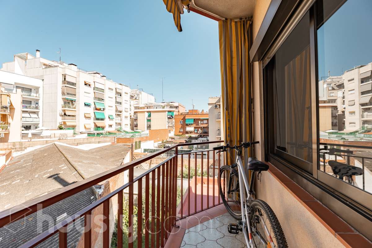 Housfy vende en exclusiva este acogedor piso de 3 habitaciones ubicado en Esplugues de Llobregat, una vivienda muy luminosa y cuidada, perfecta para quienes buscan un hogar listo para disfrutar desde el primer día. La vivienda consta de 71 m2 útiles (verificados con la Dirección General de Catastro) y fue construida en el año 1973. La luz natural es una de sus grandes protagonistas, creando espacios agradables y llenos de vida. El salón-comedor, con salida al balcón, invita a compartir momentos en familia o simplemente a disfrutar de la tranquilidad del hogar. La vivienda se completa con una cocina totalmente equipada con lavadero independiente, tres dormitorios, un baño completo con plato de ducha, aire acondicionado y calefacción que garantizan el confort durante todo el año. Características específicas: -Aire acondicionado y calefacción -Balcón -Lavadero independiente -Muy buen estado de conservación -Finca sin ascensor -Cédula de habitabilidad vigente Zona y entorno Ubicada en la zona de La Plana-Montesa en Esplugues de Llobregat, municipio de Barcelona, esta vivienda combina la tranquilidad de un entorno residencial con la comodidad de disponer de todos los servicios necesarios para el día a día a pocos minutos: comercios, colegios, transporte público y zonas verdes. Su excelente conexión con Barcelona, a través de la Diagonal, el Trambaix y la Ronda de Dalt, facilita los desplazamientos tanto en transporte público como en vehículo privado. Aviso legal El precio de venta no incluye gastos de la compraventa como notaría, registro, impuestos, ni tampoco honorarios agencia. Esta publicación no es vinculante. Consulta siempre la nota simple con Housfy antes de formalizar la compraventa. Sobre nosotros Housfy es la plataforma integral de servicios inmobiliarios. Nuestra combinación de expertos y tecnología pone al alcance de todo el mundo servicios cómodos, claros y seguros. AICAT número: 7922. Nos encargamos de la gestión y asesoramiento de la compra. ¡Olvídate de todo! Hacemos los trámites por ti. Y, si además necesitas financiación, ponemos a tu disposición un bróker hipotecario para ayudarte a conseguir las mejores condiciones para tu perfil económico. ¿Quieres visitarla? Contacta con Housfy y agenda tu visita sin compromiso. Más información en: housfy.com En cumplimiento de la Ley 8/2026 en Cataluña, el certificado de presencia o ausencia de amianto se encuentra en proceso de tramitación.-3