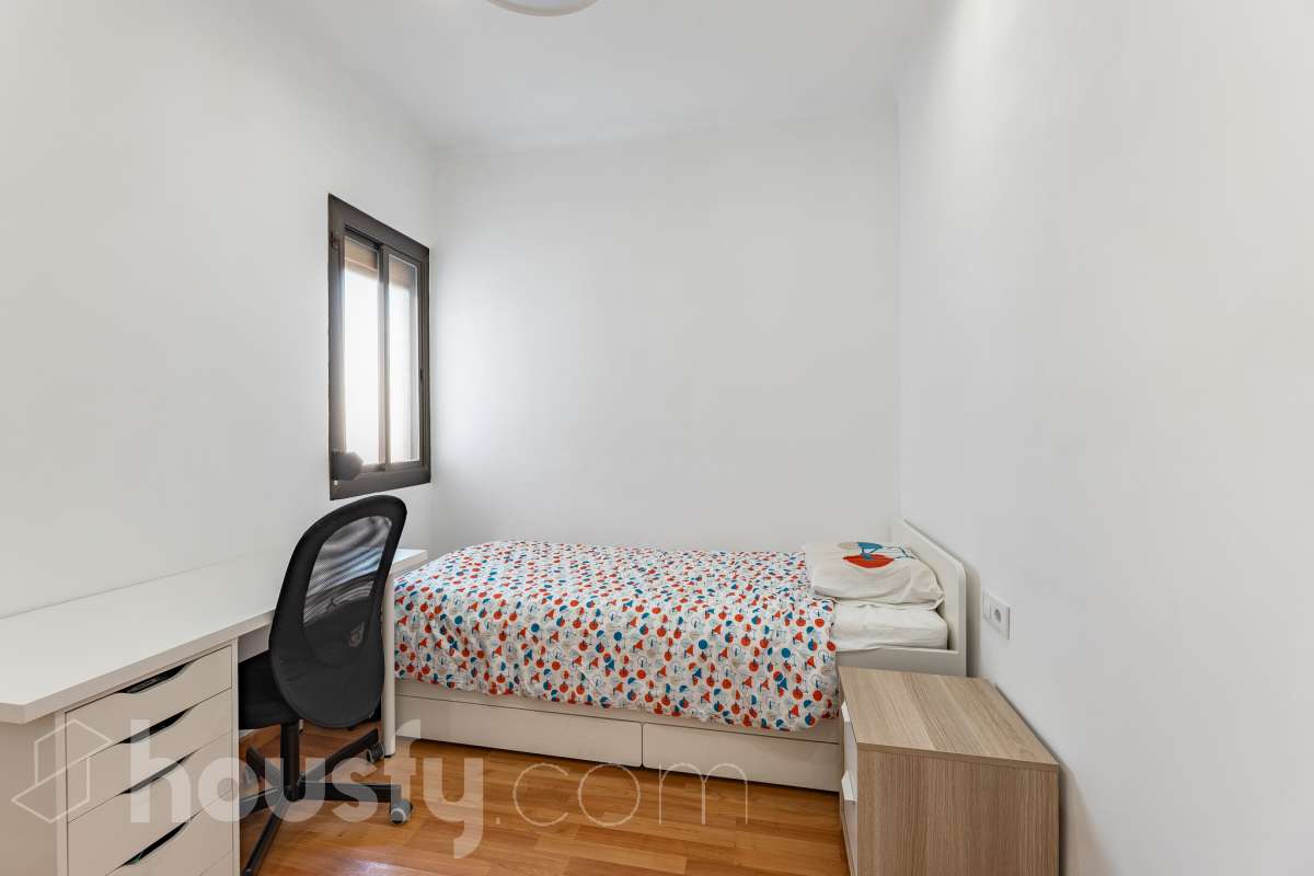 Housfy vende en exclusiva este acogedor piso de 3 habitaciones ubicado en Esplugues de Llobregat, una vivienda muy luminosa y cuidada, perfecta para quienes buscan un hogar listo para disfrutar desde el primer día. La vivienda consta de 71 m2 útiles (verificados con la Dirección General de Catastro) y fue construida en el año 1973. La luz natural es una de sus grandes protagonistas, creando espacios agradables y llenos de vida. El salón-comedor, con salida al balcón, invita a compartir momentos en familia o simplemente a disfrutar de la tranquilidad del hogar. La vivienda se completa con una cocina totalmente equipada con lavadero independiente, tres dormitorios, un baño completo con plato de ducha, aire acondicionado y calefacción que garantizan el confort durante todo el año. Características específicas: -Aire acondicionado y calefacción -Balcón -Lavadero independiente -Muy buen estado de conservación -Finca sin ascensor -Cédula de habitabilidad vigente Zona y entorno Ubicada en la zona de La Plana-Montesa en Esplugues de Llobregat, municipio de Barcelona, esta vivienda combina la tranquilidad de un entorno residencial con la comodidad de disponer de todos los servicios necesarios para el día a día a pocos minutos: comercios, colegios, transporte público y zonas verdes. Su excelente conexión con Barcelona, a través de la Diagonal, el Trambaix y la Ronda de Dalt, facilita los desplazamientos tanto en transporte público como en vehículo privado. Aviso legal El precio de venta no incluye gastos de la compraventa como notaría, registro, impuestos, ni tampoco honorarios agencia. Esta publicación no es vinculante. Consulta siempre la nota simple con Housfy antes de formalizar la compraventa. Sobre nosotros Housfy es la plataforma integral de servicios inmobiliarios. Nuestra combinación de expertos y tecnología pone al alcance de todo el mundo servicios cómodos, claros y seguros. AICAT número: 7922. Nos encargamos de la gestión y asesoramiento de la compra. ¡Olvídate de todo! Hacemos los trámites por ti. Y, si además necesitas financiación, ponemos a tu disposición un bróker hipotecario para ayudarte a conseguir las mejores condiciones para tu perfil económico. ¿Quieres visitarla? Contacta con Housfy y agenda tu visita sin compromiso. Más información en: housfy.com En cumplimiento de la Ley 8/2026 en Cataluña, el certificado de presencia o ausencia de amianto se encuentra en proceso de tramitación.-18