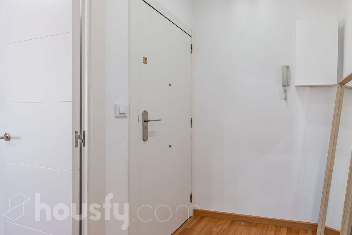 Housfy vende en exclusiva este acogedor piso de 3 habitaciones ubicado en Esplugues de Llobregat, una vivienda muy luminosa y cuidada, perfecta para quienes buscan un hogar listo para disfrutar desde el primer día. La vivienda consta de 71 m2 útiles (verificados con la Dirección General de Catastro) y fue construida en el año 1973. La luz natural es una de sus grandes protagonistas, creando espacios agradables y llenos de vida. El salón-comedor, con salida al balcón, invita a compartir momentos en familia o simplemente a disfrutar de la tranquilidad del hogar. La vivienda se completa con una cocina totalmente equipada con lavadero independiente, tres dormitorios, un baño completo con plato de ducha, aire acondicionado y calefacción que garantizan el confort durante todo el año. Características específicas: -Aire acondicionado y calefacción -Balcón -Lavadero independiente -Muy buen estado de conservación -Finca sin ascensor -Cédula de habitabilidad vigente Zona y entorno Ubicada en la zona de La Plana-Montesa en Esplugues de Llobregat, municipio de Barcelona, esta vivienda combina la tranquilidad de un entorno residencial con la comodidad de disponer de todos los servicios necesarios para el día a día a pocos minutos: comercios, colegios, transporte público y zonas verdes. Su excelente conexión con Barcelona, a través de la Diagonal, el Trambaix y la Ronda de Dalt, facilita los desplazamientos tanto en transporte público como en vehículo privado. Aviso legal El precio de venta no incluye gastos de la compraventa como notaría, registro, impuestos, ni tampoco honorarios agencia. Esta publicación no es vinculante. Consulta siempre la nota simple con Housfy antes de formalizar la compraventa. Sobre nosotros Housfy es la plataforma integral de servicios inmobiliarios. Nuestra combinación de expertos y tecnología pone al alcance de todo el mundo servicios cómodos, claros y seguros. AICAT número: 7922. Nos encargamos de la gestión y asesoramiento de la compra. ¡Olvídate de todo! Hacemos los trámites por ti. Y, si además necesitas financiación, ponemos a tu disposición un bróker hipotecario para ayudarte a conseguir las mejores condiciones para tu perfil económico. ¿Quieres visitarla? Contacta con Housfy y agenda tu visita sin compromiso. Más información en: housfy.com En cumplimiento de la Ley 8/2026 en Cataluña, el certificado de presencia o ausencia de amianto se encuentra en proceso de tramitación.-28