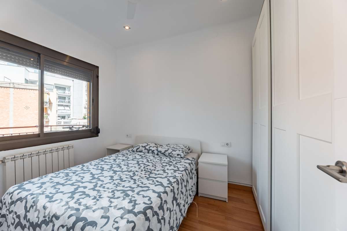 Housfy vende en exclusiva este acogedor piso de 3 habitaciones ubicado en Esplugues de Llobregat, una vivienda muy luminosa y cuidada, perfecta para quienes buscan un hogar listo para disfrutar desde el primer día. La vivienda consta de 71 m2 útiles (verificados con la Dirección General de Catastro) y fue construida en el año 1973. La luz natural es una de sus grandes protagonistas, creando espacios agradables y llenos de vida. El salón-comedor, con salida al balcón, invita a compartir momentos en familia o simplemente a disfrutar de la tranquilidad del hogar. La vivienda se completa con una cocina totalmente equipada con lavadero independiente, tres dormitorios, un baño completo con plato de ducha, aire acondicionado y calefacción que garantizan el confort durante todo el año. Características específicas: -Aire acondicionado y calefacción -Balcón -Lavadero independiente -Muy buen estado de conservación -Finca sin ascensor -Cédula de habitabilidad vigente Zona y entorno Ubicada en la zona de La Plana-Montesa en Esplugues de Llobregat, municipio de Barcelona, esta vivienda combina la tranquilidad de un entorno residencial con la comodidad de disponer de todos los servicios necesarios para el día a día a pocos minutos: comercios, colegios, transporte público y zonas verdes. Su excelente conexión con Barcelona, a través de la Diagonal, el Trambaix y la Ronda de Dalt, facilita los desplazamientos tanto en transporte público como en vehículo privado. Aviso legal El precio de venta no incluye gastos de la compraventa como notaría, registro, impuestos, ni tampoco honorarios agencia. Esta publicación no es vinculante. Consulta siempre la nota simple con Housfy antes de formalizar la compraventa. Sobre nosotros Housfy es la plataforma integral de servicios inmobiliarios. Nuestra combinación de expertos y tecnología pone al alcance de todo el mundo servicios cómodos, claros y seguros. AICAT número: 7922. Nos encargamos de la gestión y asesoramiento de la compra. ¡Olvídate de todo! Hacemos los trámites por ti. Y, si además necesitas financiación, ponemos a tu disposición un bróker hipotecario para ayudarte a conseguir las mejores condiciones para tu perfil económico. ¿Quieres visitarla? Contacta con Housfy y agenda tu visita sin compromiso. Más información en: housfy.com En cumplimiento de la Ley 8/2026 en Cataluña, el certificado de presencia o ausencia de amianto se encuentra en proceso de tramitación.-20