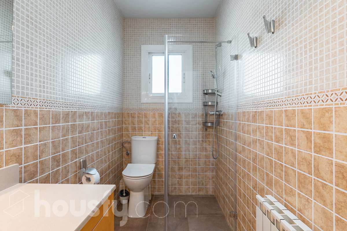 Housfy vende en exclusiva este acogedor piso de 3 habitaciones ubicado en Esplugues de Llobregat, una vivienda muy luminosa y cuidada, perfecta para quienes buscan un hogar listo para disfrutar desde el primer día. La vivienda consta de 71 m2 útiles (verificados con la Dirección General de Catastro) y fue construida en el año 1973. La luz natural es una de sus grandes protagonistas, creando espacios agradables y llenos de vida. El salón-comedor, con salida al balcón, invita a compartir momentos en familia o simplemente a disfrutar de la tranquilidad del hogar. La vivienda se completa con una cocina totalmente equipada con lavadero independiente, tres dormitorios, un baño completo con plato de ducha, aire acondicionado y calefacción que garantizan el confort durante todo el año. Características específicas: -Aire acondicionado y calefacción -Balcón -Lavadero independiente -Muy buen estado de conservación -Finca sin ascensor -Cédula de habitabilidad vigente Zona y entorno Ubicada en la zona de La Plana-Montesa en Esplugues de Llobregat, municipio de Barcelona, esta vivienda combina la tranquilidad de un entorno residencial con la comodidad de disponer de todos los servicios necesarios para el día a día a pocos minutos: comercios, colegios, transporte público y zonas verdes. Su excelente conexión con Barcelona, a través de la Diagonal, el Trambaix y la Ronda de Dalt, facilita los desplazamientos tanto en transporte público como en vehículo privado. Aviso legal El precio de venta no incluye gastos de la compraventa como notaría, registro, impuestos, ni tampoco honorarios agencia. Esta publicación no es vinculante. Consulta siempre la nota simple con Housfy antes de formalizar la compraventa. Sobre nosotros Housfy es la plataforma integral de servicios inmobiliarios. Nuestra combinación de expertos y tecnología pone al alcance de todo el mundo servicios cómodos, claros y seguros. AICAT número: 7922. Nos encargamos de la gestión y asesoramiento de la compra. ¡Olvídate de todo! Hacemos los trámites por ti. Y, si además necesitas financiación, ponemos a tu disposición un bróker hipotecario para ayudarte a conseguir las mejores condiciones para tu perfil económico. ¿Quieres visitarla? Contacta con Housfy y agenda tu visita sin compromiso. Más información en: housfy.com En cumplimiento de la Ley 8/2026 en Cataluña, el certificado de presencia o ausencia de amianto se encuentra en proceso de tramitación.-26