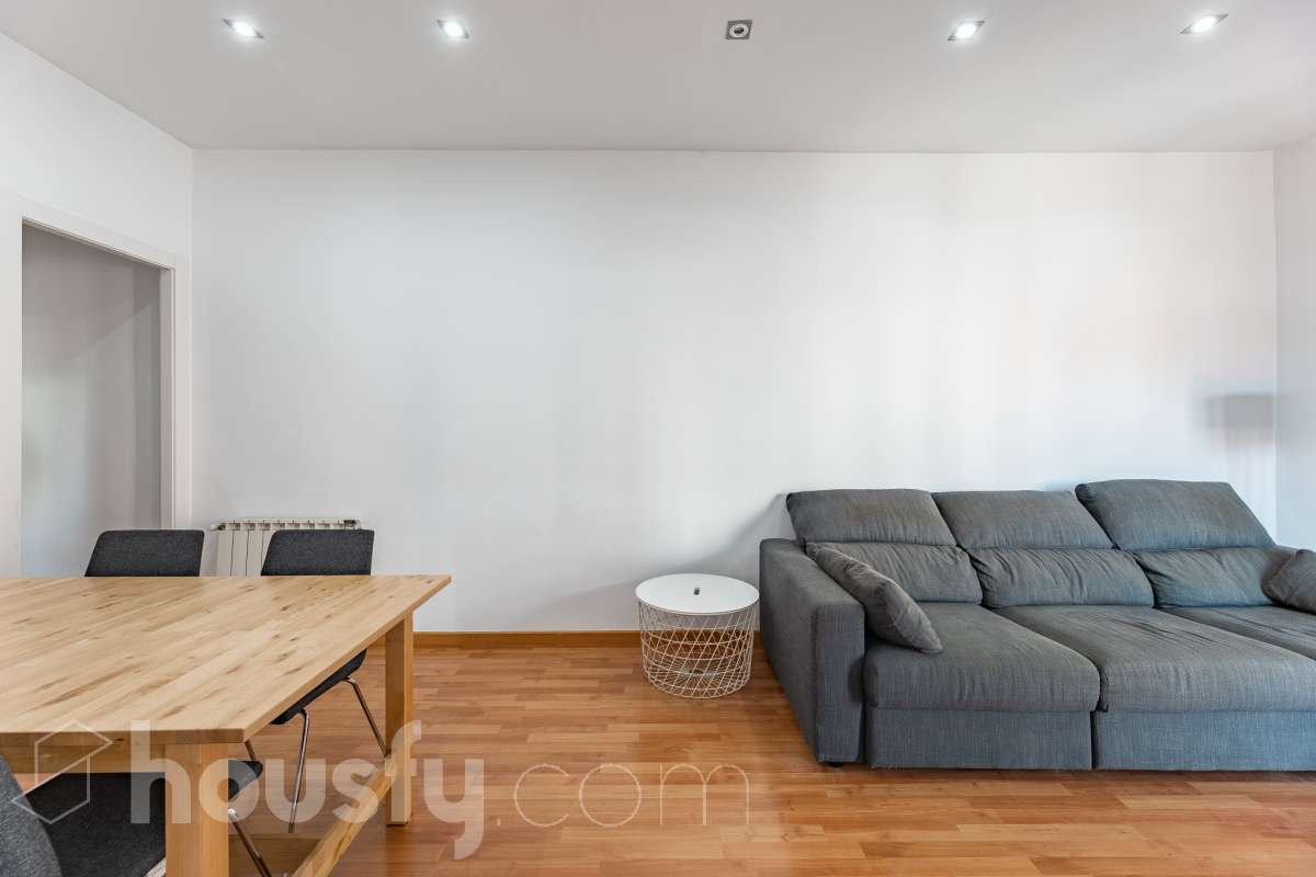 Housfy vende en exclusiva este acogedor piso de 3 habitaciones ubicado en Esplugues de Llobregat, una vivienda muy luminosa y cuidada, perfecta para quienes buscan un hogar listo para disfrutar desde el primer día. La vivienda consta de 71 m2 útiles (verificados con la Dirección General de Catastro) y fue construida en el año 1973. La luz natural es una de sus grandes protagonistas, creando espacios agradables y llenos de vida. El salón-comedor, con salida al balcón, invita a compartir momentos en familia o simplemente a disfrutar de la tranquilidad del hogar. La vivienda se completa con una cocina totalmente equipada con lavadero independiente, tres dormitorios, un baño completo con plato de ducha, aire acondicionado y calefacción que garantizan el confort durante todo el año. Características específicas: -Aire acondicionado y calefacción -Balcón -Lavadero independiente -Muy buen estado de conservación -Finca sin ascensor -Cédula de habitabilidad vigente Zona y entorno Ubicada en la zona de La Plana-Montesa en Esplugues de Llobregat, municipio de Barcelona, esta vivienda combina la tranquilidad de un entorno residencial con la comodidad de disponer de todos los servicios necesarios para el día a día a pocos minutos: comercios, colegios, transporte público y zonas verdes. Su excelente conexión con Barcelona, a través de la Diagonal, el Trambaix y la Ronda de Dalt, facilita los desplazamientos tanto en transporte público como en vehículo privado. Aviso legal El precio de venta no incluye gastos de la compraventa como notaría, registro, impuestos, ni tampoco honorarios agencia. Esta publicación no es vinculante. Consulta siempre la nota simple con Housfy antes de formalizar la compraventa. Sobre nosotros Housfy es la plataforma integral de servicios inmobiliarios. Nuestra combinación de expertos y tecnología pone al alcance de todo el mundo servicios cómodos, claros y seguros. AICAT número: 7922. Nos encargamos de la gestión y asesoramiento de la compra. ¡Olvídate de todo! Hacemos los trámites por ti. Y, si además necesitas financiación, ponemos a tu disposición un bróker hipotecario para ayudarte a conseguir las mejores condiciones para tu perfil económico. ¿Quieres visitarla? Contacta con Housfy y agenda tu visita sin compromiso. Más información en: housfy.com En cumplimiento de la Ley 8/2026 en Cataluña, el certificado de presencia o ausencia de amianto se encuentra en proceso de tramitación.-7