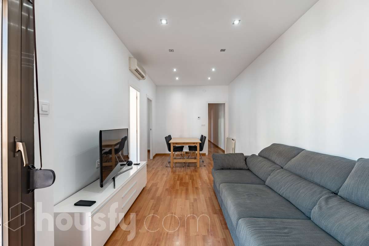 Housfy vende en exclusiva este acogedor piso de 3 habitaciones ubicado en Esplugues de Llobregat, una vivienda muy luminosa y cuidada, perfecta para quienes buscan un hogar listo para disfrutar desde el primer día. La vivienda consta de 71 m2 útiles (verificados con la Dirección General de Catastro) y fue construida en el año 1973. La luz natural es una de sus grandes protagonistas, creando espacios agradables y llenos de vida. El salón-comedor, con salida al balcón, invita a compartir momentos en familia o simplemente a disfrutar de la tranquilidad del hogar. La vivienda se completa con una cocina totalmente equipada con lavadero independiente, tres dormitorios, un baño completo con plato de ducha, aire acondicionado y calefacción que garantizan el confort durante todo el año. Características específicas: -Aire acondicionado y calefacción -Balcón -Lavadero independiente -Muy buen estado de conservación -Finca sin ascensor -Cédula de habitabilidad vigente Zona y entorno Ubicada en la zona de La Plana-Montesa en Esplugues de Llobregat, municipio de Barcelona, esta vivienda combina la tranquilidad de un entorno residencial con la comodidad de disponer de todos los servicios necesarios para el día a día a pocos minutos: comercios, colegios, transporte público y zonas verdes. Su excelente conexión con Barcelona, a través de la Diagonal, el Trambaix y la Ronda de Dalt, facilita los desplazamientos tanto en transporte público como en vehículo privado. Aviso legal El precio de venta no incluye gastos de la compraventa como notaría, registro, impuestos, ni tampoco honorarios agencia. Esta publicación no es vinculante. Consulta siempre la nota simple con Housfy antes de formalizar la compraventa. Sobre nosotros Housfy es la plataforma integral de servicios inmobiliarios. Nuestra combinación de expertos y tecnología pone al alcance de todo el mundo servicios cómodos, claros y seguros. AICAT número: 7922. Nos encargamos de la gestión y asesoramiento de la compra. ¡Olvídate de todo! Hacemos los trámites por ti. Y, si además necesitas financiación, ponemos a tu disposición un bróker hipotecario para ayudarte a conseguir las mejores condiciones para tu perfil económico. ¿Quieres visitarla? Contacta con Housfy y agenda tu visita sin compromiso. Más información en: housfy.com En cumplimiento de la Ley 8/2026 en Cataluña, el certificado de presencia o ausencia de amianto se encuentra en proceso de tramitación.-6