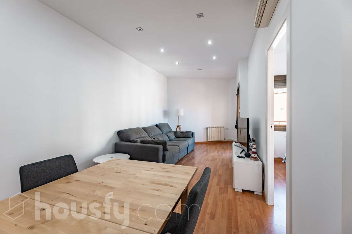 Housfy vende en exclusiva este acogedor piso de 3 habitaciones ubicado en Esplugues de Llobregat, una vivienda muy luminosa y cuidada, perfecta para quienes buscan un hogar listo para disfrutar desde el primer día. La vivienda consta de 71 m2 útiles (verificados con la Dirección General de Catastro) y fue construida en el año 1973. La luz natural es una de sus grandes protagonistas, creando espacios agradables y llenos de vida. El salón-comedor, con salida al balcón, invita a compartir momentos en familia o simplemente a disfrutar de la tranquilidad del hogar. La vivienda se completa con una cocina totalmente equipada con lavadero independiente, tres dormitorios, un baño completo con plato de ducha, aire acondicionado y calefacción que garantizan el confort durante todo el año. Características específicas: -Aire acondicionado y calefacción -Balcón -Lavadero independiente -Muy buen estado de conservación -Finca sin ascensor -Cédula de habitabilidad vigente Zona y entorno Ubicada en la zona de La Plana-Montesa en Esplugues de Llobregat, municipio de Barcelona, esta vivienda combina la tranquilidad de un entorno residencial con la comodidad de disponer de todos los servicios necesarios para el día a día a pocos minutos: comercios, colegios, transporte público y zonas verdes. Su excelente conexión con Barcelona, a través de la Diagonal, el Trambaix y la Ronda de Dalt, facilita los desplazamientos tanto en transporte público como en vehículo privado. Aviso legal El precio de venta no incluye gastos de la compraventa como notaría, registro, impuestos, ni tampoco honorarios agencia. Esta publicación no es vinculante. Consulta siempre la nota simple con Housfy antes de formalizar la compraventa. Sobre nosotros Housfy es la plataforma integral de servicios inmobiliarios. Nuestra combinación de expertos y tecnología pone al alcance de todo el mundo servicios cómodos, claros y seguros. AICAT número: 7922. Nos encargamos de la gestión y asesoramiento de la compra. ¡Olvídate de todo! Hacemos los trámites por ti. Y, si además necesitas financiación, ponemos a tu disposición un bróker hipotecario para ayudarte a conseguir las mejores condiciones para tu perfil económico. ¿Quieres visitarla? Contacta con Housfy y agenda tu visita sin compromiso. Más información en: housfy.com En cumplimiento de la Ley 8/2026 en Cataluña, el certificado de presencia o ausencia de amianto se encuentra en proceso de tramitación.-8