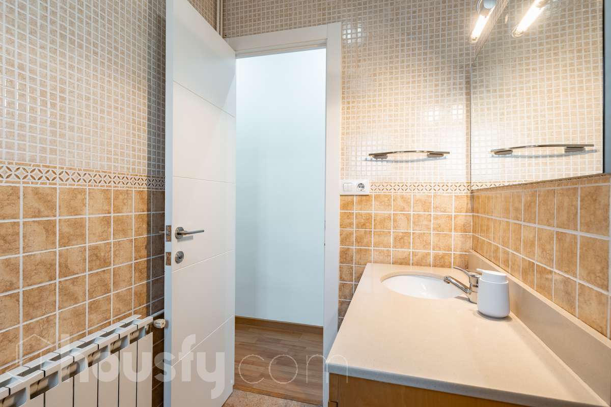 Housfy vende en exclusiva este acogedor piso de 3 habitaciones ubicado en Esplugues de Llobregat, una vivienda muy luminosa y cuidada, perfecta para quienes buscan un hogar listo para disfrutar desde el primer día. La vivienda consta de 71 m2 útiles (verificados con la Dirección General de Catastro) y fue construida en el año 1973. La luz natural es una de sus grandes protagonistas, creando espacios agradables y llenos de vida. El salón-comedor, con salida al balcón, invita a compartir momentos en familia o simplemente a disfrutar de la tranquilidad del hogar. La vivienda se completa con una cocina totalmente equipada con lavadero independiente, tres dormitorios, un baño completo con plato de ducha, aire acondicionado y calefacción que garantizan el confort durante todo el año. Características específicas: -Aire acondicionado y calefacción -Balcón -Lavadero independiente -Muy buen estado de conservación -Finca sin ascensor -Cédula de habitabilidad vigente Zona y entorno Ubicada en la zona de La Plana-Montesa en Esplugues de Llobregat, municipio de Barcelona, esta vivienda combina la tranquilidad de un entorno residencial con la comodidad de disponer de todos los servicios necesarios para el día a día a pocos minutos: comercios, colegios, transporte público y zonas verdes. Su excelente conexión con Barcelona, a través de la Diagonal, el Trambaix y la Ronda de Dalt, facilita los desplazamientos tanto en transporte público como en vehículo privado. Aviso legal El precio de venta no incluye gastos de la compraventa como notaría, registro, impuestos, ni tampoco honorarios agencia. Esta publicación no es vinculante. Consulta siempre la nota simple con Housfy antes de formalizar la compraventa. Sobre nosotros Housfy es la plataforma integral de servicios inmobiliarios. Nuestra combinación de expertos y tecnología pone al alcance de todo el mundo servicios cómodos, claros y seguros. AICAT número: 7922. Nos encargamos de la gestión y asesoramiento de la compra. ¡Olvídate de todo! Hacemos los trámites por ti. Y, si además necesitas financiación, ponemos a tu disposición un bróker hipotecario para ayudarte a conseguir las mejores condiciones para tu perfil económico. ¿Quieres visitarla? Contacta con Housfy y agenda tu visita sin compromiso. Más información en: housfy.com En cumplimiento de la Ley 8/2026 en Cataluña, el certificado de presencia o ausencia de amianto se encuentra en proceso de tramitación.-27