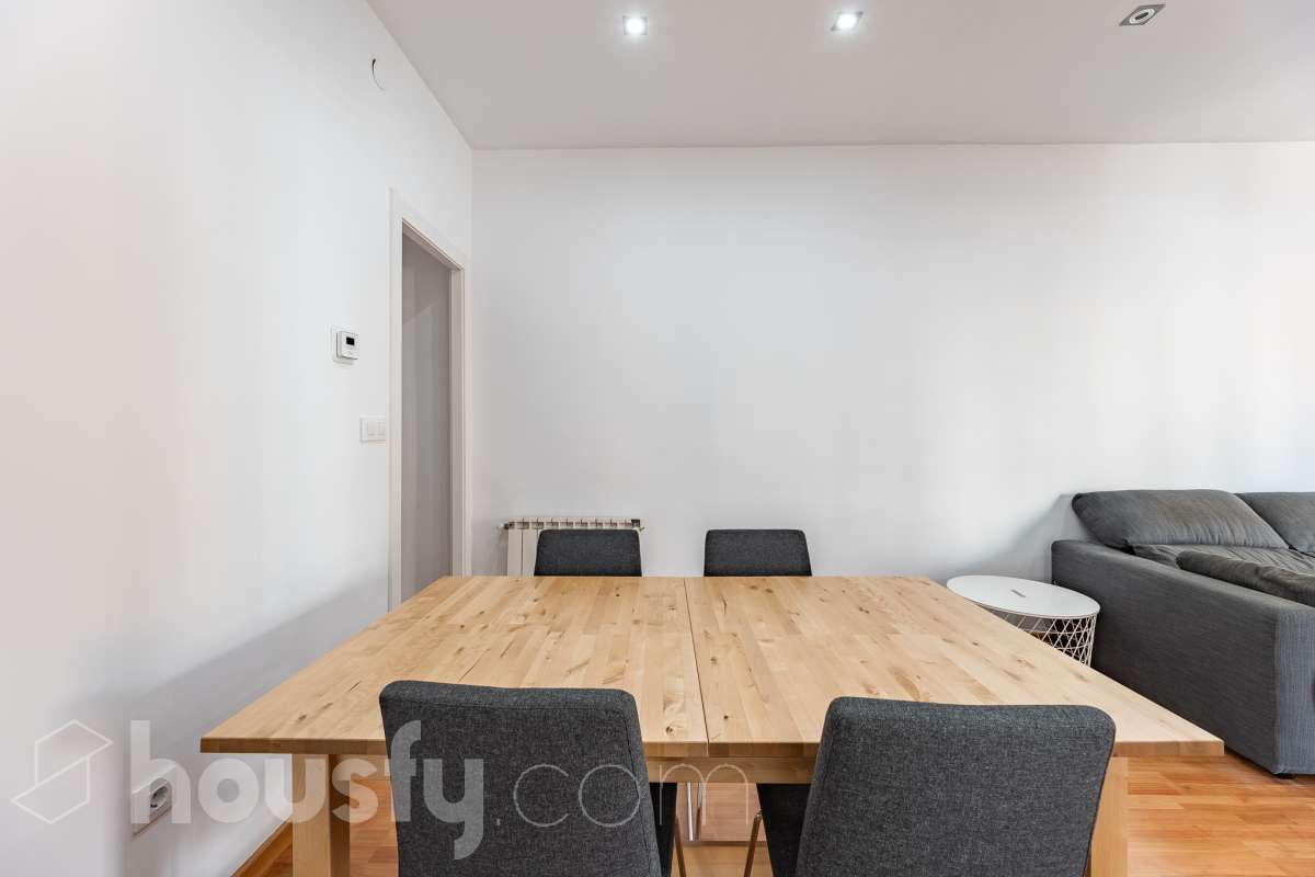 Housfy vende en exclusiva este acogedor piso de 3 habitaciones ubicado en Esplugues de Llobregat, una vivienda muy luminosa y cuidada, perfecta para quienes buscan un hogar listo para disfrutar desde el primer día. La vivienda consta de 71 m2 útiles (verificados con la Dirección General de Catastro) y fue construida en el año 1973. La luz natural es una de sus grandes protagonistas, creando espacios agradables y llenos de vida. El salón-comedor, con salida al balcón, invita a compartir momentos en familia o simplemente a disfrutar de la tranquilidad del hogar. La vivienda se completa con una cocina totalmente equipada con lavadero independiente, tres dormitorios, un baño completo con plato de ducha, aire acondicionado y calefacción que garantizan el confort durante todo el año. Características específicas: -Aire acondicionado y calefacción -Balcón -Lavadero independiente -Muy buen estado de conservación -Finca sin ascensor -Cédula de habitabilidad vigente Zona y entorno Ubicada en la zona de La Plana-Montesa en Esplugues de Llobregat, municipio de Barcelona, esta vivienda combina la tranquilidad de un entorno residencial con la comodidad de disponer de todos los servicios necesarios para el día a día a pocos minutos: comercios, colegios, transporte público y zonas verdes. Su excelente conexión con Barcelona, a través de la Diagonal, el Trambaix y la Ronda de Dalt, facilita los desplazamientos tanto en transporte público como en vehículo privado. Aviso legal El precio de venta no incluye gastos de la compraventa como notaría, registro, impuestos, ni tampoco honorarios agencia. Esta publicación no es vinculante. Consulta siempre la nota simple con Housfy antes de formalizar la compraventa. Sobre nosotros Housfy es la plataforma integral de servicios inmobiliarios. Nuestra combinación de expertos y tecnología pone al alcance de todo el mundo servicios cómodos, claros y seguros. AICAT número: 7922. Nos encargamos de la gestión y asesoramiento de la compra. ¡Olvídate de todo! Hacemos los trámites por ti. Y, si además necesitas financiación, ponemos a tu disposición un bróker hipotecario para ayudarte a conseguir las mejores condiciones para tu perfil económico. ¿Quieres visitarla? Contacta con Housfy y agenda tu visita sin compromiso. Más información en: housfy.com En cumplimiento de la Ley 8/2026 en Cataluña, el certificado de presencia o ausencia de amianto se encuentra en proceso de tramitación.-9