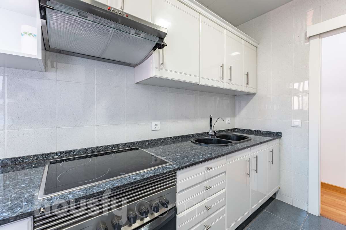 Housfy vende en exclusiva este acogedor piso de 3 habitaciones ubicado en Esplugues de Llobregat, una vivienda muy luminosa y cuidada, perfecta para quienes buscan un hogar listo para disfrutar desde el primer día. La vivienda consta de 71 m2 útiles (verificados con la Dirección General de Catastro) y fue construida en el año 1973. La luz natural es una de sus grandes protagonistas, creando espacios agradables y llenos de vida. El salón-comedor, con salida al balcón, invita a compartir momentos en familia o simplemente a disfrutar de la tranquilidad del hogar. La vivienda se completa con una cocina totalmente equipada con lavadero independiente, tres dormitorios, un baño completo con plato de ducha, aire acondicionado y calefacción que garantizan el confort durante todo el año. Características específicas: -Aire acondicionado y calefacción -Balcón -Lavadero independiente -Muy buen estado de conservación -Finca sin ascensor -Cédula de habitabilidad vigente Zona y entorno Ubicada en la zona de La Plana-Montesa en Esplugues de Llobregat, municipio de Barcelona, esta vivienda combina la tranquilidad de un entorno residencial con la comodidad de disponer de todos los servicios necesarios para el día a día a pocos minutos: comercios, colegios, transporte público y zonas verdes. Su excelente conexión con Barcelona, a través de la Diagonal, el Trambaix y la Ronda de Dalt, facilita los desplazamientos tanto en transporte público como en vehículo privado. Aviso legal El precio de venta no incluye gastos de la compraventa como notaría, registro, impuestos, ni tampoco honorarios agencia. Esta publicación no es vinculante. Consulta siempre la nota simple con Housfy antes de formalizar la compraventa. Sobre nosotros Housfy es la plataforma integral de servicios inmobiliarios. Nuestra combinación de expertos y tecnología pone al alcance de todo el mundo servicios cómodos, claros y seguros. AICAT número: 7922. Nos encargamos de la gestión y asesoramiento de la compra. ¡Olvídate de todo! Hacemos los trámites por ti. Y, si además necesitas financiación, ponemos a tu disposición un bróker hipotecario para ayudarte a conseguir las mejores condiciones para tu perfil económico. ¿Quieres visitarla? Contacta con Housfy y agenda tu visita sin compromiso. Más información en: housfy.com En cumplimiento de la Ley 8/2026 en Cataluña, el certificado de presencia o ausencia de amianto se encuentra en proceso de tramitación.-16