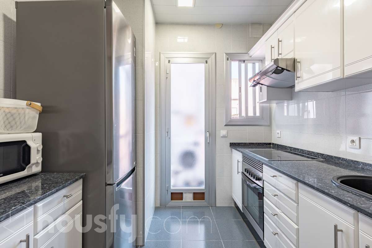 Housfy vende en exclusiva este acogedor piso de 3 habitaciones ubicado en Esplugues de Llobregat, una vivienda muy luminosa y cuidada, perfecta para quienes buscan un hogar listo para disfrutar desde el primer día. La vivienda consta de 71 m2 útiles (verificados con la Dirección General de Catastro) y fue construida en el año 1973. La luz natural es una de sus grandes protagonistas, creando espacios agradables y llenos de vida. El salón-comedor, con salida al balcón, invita a compartir momentos en familia o simplemente a disfrutar de la tranquilidad del hogar. La vivienda se completa con una cocina totalmente equipada con lavadero independiente, tres dormitorios, un baño completo con plato de ducha, aire acondicionado y calefacción que garantizan el confort durante todo el año. Características específicas: -Aire acondicionado y calefacción -Balcón -Lavadero independiente -Muy buen estado de conservación -Finca sin ascensor -Cédula de habitabilidad vigente Zona y entorno Ubicada en la zona de La Plana-Montesa en Esplugues de Llobregat, municipio de Barcelona, esta vivienda combina la tranquilidad de un entorno residencial con la comodidad de disponer de todos los servicios necesarios para el día a día a pocos minutos: comercios, colegios, transporte público y zonas verdes. Su excelente conexión con Barcelona, a través de la Diagonal, el Trambaix y la Ronda de Dalt, facilita los desplazamientos tanto en transporte público como en vehículo privado. Aviso legal El precio de venta no incluye gastos de la compraventa como notaría, registro, impuestos, ni tampoco honorarios agencia. Esta publicación no es vinculante. Consulta siempre la nota simple con Housfy antes de formalizar la compraventa. Sobre nosotros Housfy es la plataforma integral de servicios inmobiliarios. Nuestra combinación de expertos y tecnología pone al alcance de todo el mundo servicios cómodos, claros y seguros. AICAT número: 7922. Nos encargamos de la gestión y asesoramiento de la compra. ¡Olvídate de todo! Hacemos los trámites por ti. Y, si además necesitas financiación, ponemos a tu disposición un bróker hipotecario para ayudarte a conseguir las mejores condiciones para tu perfil económico. ¿Quieres visitarla? Contacta con Housfy y agenda tu visita sin compromiso. Más información en: housfy.com En cumplimiento de la Ley 8/2026 en Cataluña, el certificado de presencia o ausencia de amianto se encuentra en proceso de tramitación.-11