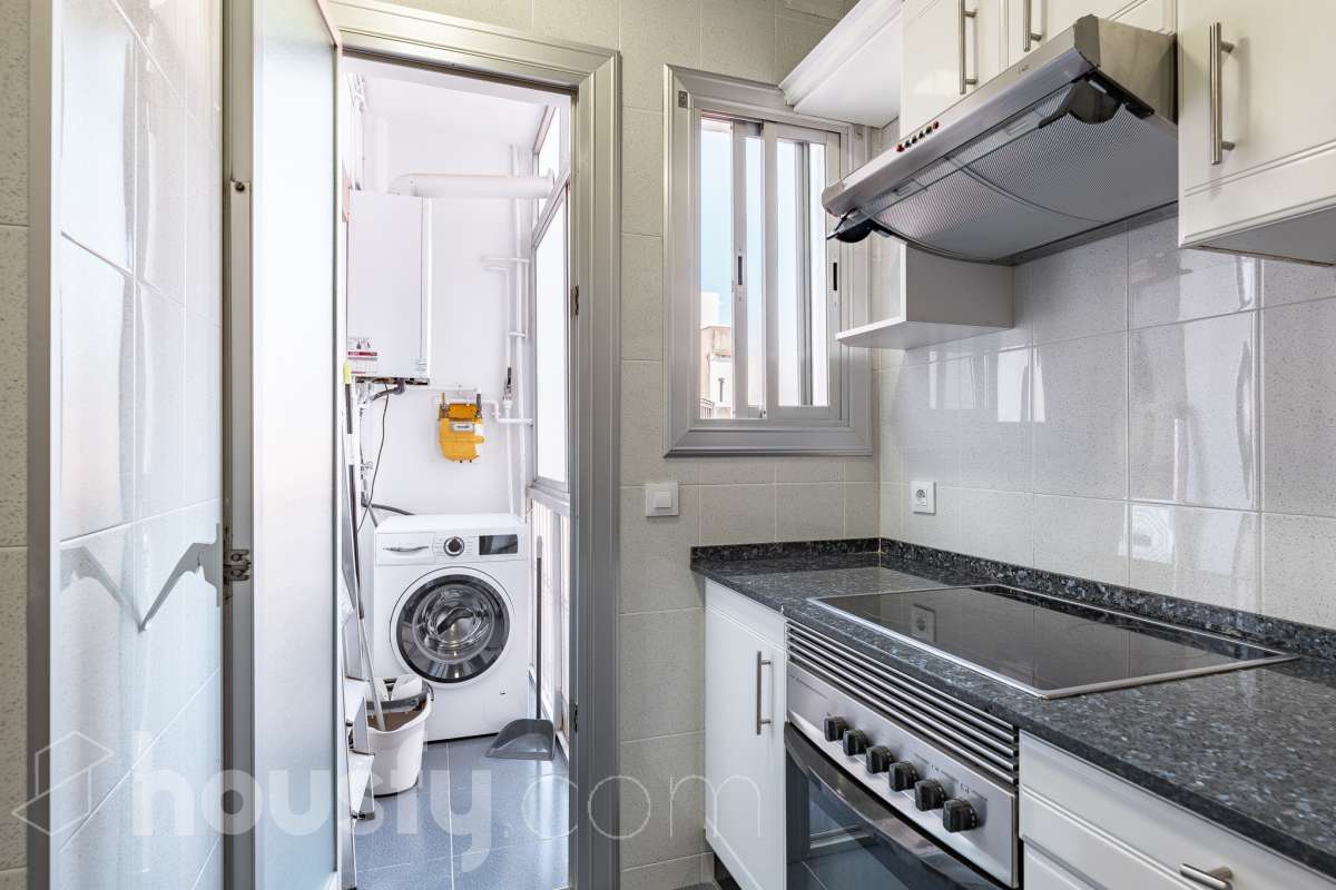 Housfy vende en exclusiva este acogedor piso de 3 habitaciones ubicado en Esplugues de Llobregat, una vivienda muy luminosa y cuidada, perfecta para quienes buscan un hogar listo para disfrutar desde el primer día. La vivienda consta de 71 m2 útiles (verificados con la Dirección General de Catastro) y fue construida en el año 1973. La luz natural es una de sus grandes protagonistas, creando espacios agradables y llenos de vida. El salón-comedor, con salida al balcón, invita a compartir momentos en familia o simplemente a disfrutar de la tranquilidad del hogar. La vivienda se completa con una cocina totalmente equipada con lavadero independiente, tres dormitorios, un baño completo con plato de ducha, aire acondicionado y calefacción que garantizan el confort durante todo el año. Características específicas: -Aire acondicionado y calefacción -Balcón -Lavadero independiente -Muy buen estado de conservación -Finca sin ascensor -Cédula de habitabilidad vigente Zona y entorno Ubicada en la zona de La Plana-Montesa en Esplugues de Llobregat, municipio de Barcelona, esta vivienda combina la tranquilidad de un entorno residencial con la comodidad de disponer de todos los servicios necesarios para el día a día a pocos minutos: comercios, colegios, transporte público y zonas verdes. Su excelente conexión con Barcelona, a través de la Diagonal, el Trambaix y la Ronda de Dalt, facilita los desplazamientos tanto en transporte público como en vehículo privado. Aviso legal El precio de venta no incluye gastos de la compraventa como notaría, registro, impuestos, ni tampoco honorarios agencia. Esta publicación no es vinculante. Consulta siempre la nota simple con Housfy antes de formalizar la compraventa. Sobre nosotros Housfy es la plataforma integral de servicios inmobiliarios. Nuestra combinación de expertos y tecnología pone al alcance de todo el mundo servicios cómodos, claros y seguros. AICAT número: 7922. Nos encargamos de la gestión y asesoramiento de la compra. ¡Olvídate de todo! Hacemos los trámites por ti. Y, si además necesitas financiación, ponemos a tu disposición un bróker hipotecario para ayudarte a conseguir las mejores condiciones para tu perfil económico. ¿Quieres visitarla? Contacta con Housfy y agenda tu visita sin compromiso. Más información en: housfy.com En cumplimiento de la Ley 8/2026 en Cataluña, el certificado de presencia o ausencia de amianto se encuentra en proceso de tramitación.-13