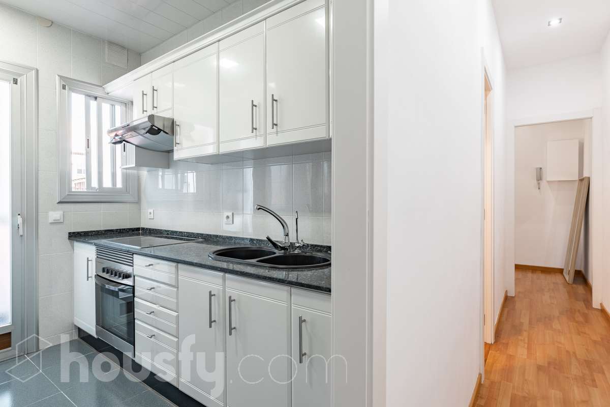 Housfy vende en exclusiva este acogedor piso de 3 habitaciones ubicado en Esplugues de Llobregat, una vivienda muy luminosa y cuidada, perfecta para quienes buscan un hogar listo para disfrutar desde el primer día. La vivienda consta de 71 m2 útiles (verificados con la Dirección General de Catastro) y fue construida en el año 1973. La luz natural es una de sus grandes protagonistas, creando espacios agradables y llenos de vida. El salón-comedor, con salida al balcón, invita a compartir momentos en familia o simplemente a disfrutar de la tranquilidad del hogar. La vivienda se completa con una cocina totalmente equipada con lavadero independiente, tres dormitorios, un baño completo con plato de ducha, aire acondicionado y calefacción que garantizan el confort durante todo el año. Características específicas: -Aire acondicionado y calefacción -Balcón -Lavadero independiente -Muy buen estado de conservación -Finca sin ascensor -Cédula de habitabilidad vigente Zona y entorno Ubicada en la zona de La Plana-Montesa en Esplugues de Llobregat, municipio de Barcelona, esta vivienda combina la tranquilidad de un entorno residencial con la comodidad de disponer de todos los servicios necesarios para el día a día a pocos minutos: comercios, colegios, transporte público y zonas verdes. Su excelente conexión con Barcelona, a través de la Diagonal, el Trambaix y la Ronda de Dalt, facilita los desplazamientos tanto en transporte público como en vehículo privado. Aviso legal El precio de venta no incluye gastos de la compraventa como notaría, registro, impuestos, ni tampoco honorarios agencia. Esta publicación no es vinculante. Consulta siempre la nota simple con Housfy antes de formalizar la compraventa. Sobre nosotros Housfy es la plataforma integral de servicios inmobiliarios. Nuestra combinación de expertos y tecnología pone al alcance de todo el mundo servicios cómodos, claros y seguros. AICAT número: 7922. Nos encargamos de la gestión y asesoramiento de la compra. ¡Olvídate de todo! Hacemos los trámites por ti. Y, si además necesitas financiación, ponemos a tu disposición un bróker hipotecario para ayudarte a conseguir las mejores condiciones para tu perfil económico. ¿Quieres visitarla? Contacta con Housfy y agenda tu visita sin compromiso. Más información en: housfy.com En cumplimiento de la Ley 8/2026 en Cataluña, el certificado de presencia o ausencia de amianto se encuentra en proceso de tramitación.-17