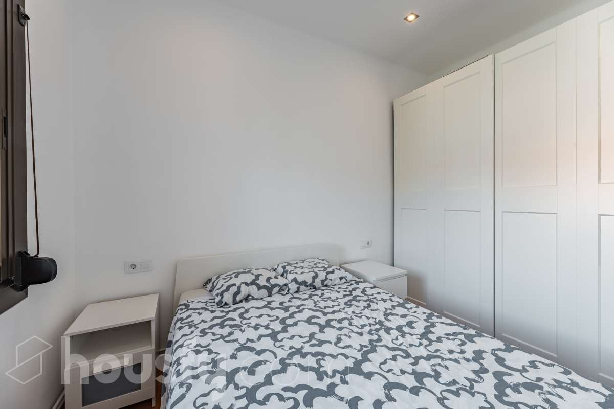 Housfy vende en exclusiva este acogedor piso de 3 habitaciones ubicado en Esplugues de Llobregat, una vivienda muy luminosa y cuidada, perfecta para quienes buscan un hogar listo para disfrutar desde el primer día. La vivienda consta de 71 m2 útiles (verificados con la Dirección General de Catastro) y fue construida en el año 1973. La luz natural es una de sus grandes protagonistas, creando espacios agradables y llenos de vida. El salón-comedor, con salida al balcón, invita a compartir momentos en familia o simplemente a disfrutar de la tranquilidad del hogar. La vivienda se completa con una cocina totalmente equipada con lavadero independiente, tres dormitorios, un baño completo con plato de ducha, aire acondicionado y calefacción que garantizan el confort durante todo el año. Características específicas: -Aire acondicionado y calefacción -Balcón -Lavadero independiente -Muy buen estado de conservación -Finca sin ascensor -Cédula de habitabilidad vigente Zona y entorno Ubicada en la zona de La Plana-Montesa en Esplugues de Llobregat, municipio de Barcelona, esta vivienda combina la tranquilidad de un entorno residencial con la comodidad de disponer de todos los servicios necesarios para el día a día a pocos minutos: comercios, colegios, transporte público y zonas verdes. Su excelente conexión con Barcelona, a través de la Diagonal, el Trambaix y la Ronda de Dalt, facilita los desplazamientos tanto en transporte público como en vehículo privado. Aviso legal El precio de venta no incluye gastos de la compraventa como notaría, registro, impuestos, ni tampoco honorarios agencia. Esta publicación no es vinculante. Consulta siempre la nota simple con Housfy antes de formalizar la compraventa. Sobre nosotros Housfy es la plataforma integral de servicios inmobiliarios. Nuestra combinación de expertos y tecnología pone al alcance de todo el mundo servicios cómodos, claros y seguros. AICAT número: 7922. Nos encargamos de la gestión y asesoramiento de la compra. ¡Olvídate de todo! Hacemos los trámites por ti. Y, si además necesitas financiación, ponemos a tu disposición un bróker hipotecario para ayudarte a conseguir las mejores condiciones para tu perfil económico. ¿Quieres visitarla? Contacta con Housfy y agenda tu visita sin compromiso. Más información en: housfy.com En cumplimiento de la Ley 8/2026 en Cataluña, el certificado de presencia o ausencia de amianto se encuentra en proceso de tramitación.-21