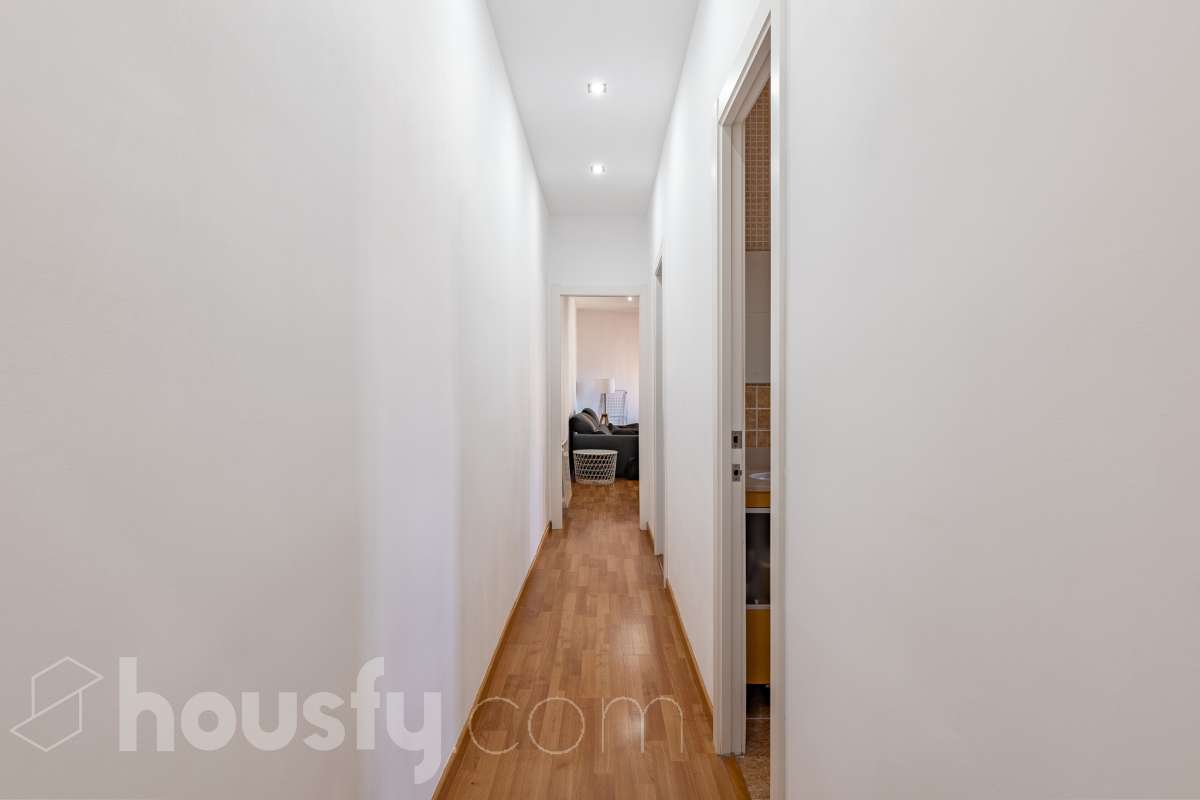 Housfy vende en exclusiva este acogedor piso de 3 habitaciones ubicado en Esplugues de Llobregat, una vivienda muy luminosa y cuidada, perfecta para quienes buscan un hogar listo para disfrutar desde el primer día. La vivienda consta de 71 m2 útiles (verificados con la Dirección General de Catastro) y fue construida en el año 1973. La luz natural es una de sus grandes protagonistas, creando espacios agradables y llenos de vida. El salón-comedor, con salida al balcón, invita a compartir momentos en familia o simplemente a disfrutar de la tranquilidad del hogar. La vivienda se completa con una cocina totalmente equipada con lavadero independiente, tres dormitorios, un baño completo con plato de ducha, aire acondicionado y calefacción que garantizan el confort durante todo el año. Características específicas: -Aire acondicionado y calefacción -Balcón -Lavadero independiente -Muy buen estado de conservación -Finca sin ascensor -Cédula de habitabilidad vigente Zona y entorno Ubicada en la zona de La Plana-Montesa en Esplugues de Llobregat, municipio de Barcelona, esta vivienda combina la tranquilidad de un entorno residencial con la comodidad de disponer de todos los servicios necesarios para el día a día a pocos minutos: comercios, colegios, transporte público y zonas verdes. Su excelente conexión con Barcelona, a través de la Diagonal, el Trambaix y la Ronda de Dalt, facilita los desplazamientos tanto en transporte público como en vehículo privado. Aviso legal El precio de venta no incluye gastos de la compraventa como notaría, registro, impuestos, ni tampoco honorarios agencia. Esta publicación no es vinculante. Consulta siempre la nota simple con Housfy antes de formalizar la compraventa. Sobre nosotros Housfy es la plataforma integral de servicios inmobiliarios. Nuestra combinación de expertos y tecnología pone al alcance de todo el mundo servicios cómodos, claros y seguros. AICAT número: 7922. Nos encargamos de la gestión y asesoramiento de la compra. ¡Olvídate de todo! Hacemos los trámites por ti. Y, si además necesitas financiación, ponemos a tu disposición un bróker hipotecario para ayudarte a conseguir las mejores condiciones para tu perfil económico. ¿Quieres visitarla? Contacta con Housfy y agenda tu visita sin compromiso. Más información en: housfy.com En cumplimiento de la Ley 8/2026 en Cataluña, el certificado de presencia o ausencia de amianto se encuentra en proceso de tramitación.-30