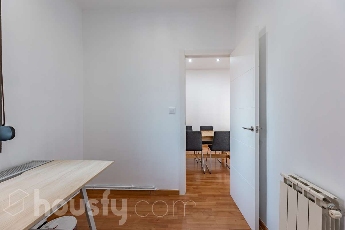 Housfy vende en exclusiva este acogedor piso de 3 habitaciones ubicado en Esplugues de Llobregat, una vivienda muy luminosa y cuidada, perfecta para quienes buscan un hogar listo para disfrutar desde el primer día. La vivienda consta de 71 m2 útiles (verificados con la Dirección General de Catastro) y fue construida en el año 1973. La luz natural es una de sus grandes protagonistas, creando espacios agradables y llenos de vida. El salón-comedor, con salida al balcón, invita a compartir momentos en familia o simplemente a disfrutar de la tranquilidad del hogar. La vivienda se completa con una cocina totalmente equipada con lavadero independiente, tres dormitorios, un baño completo con plato de ducha, aire acondicionado y calefacción que garantizan el confort durante todo el año. Características específicas: -Aire acondicionado y calefacción -Balcón -Lavadero independiente -Muy buen estado de conservación -Finca sin ascensor -Cédula de habitabilidad vigente Zona y entorno Ubicada en la zona de La Plana-Montesa en Esplugues de Llobregat, municipio de Barcelona, esta vivienda combina la tranquilidad de un entorno residencial con la comodidad de disponer de todos los servicios necesarios para el día a día a pocos minutos: comercios, colegios, transporte público y zonas verdes. Su excelente conexión con Barcelona, a través de la Diagonal, el Trambaix y la Ronda de Dalt, facilita los desplazamientos tanto en transporte público como en vehículo privado. Aviso legal El precio de venta no incluye gastos de la compraventa como notaría, registro, impuestos, ni tampoco honorarios agencia. Esta publicación no es vinculante. Consulta siempre la nota simple con Housfy antes de formalizar la compraventa. Sobre nosotros Housfy es la plataforma integral de servicios inmobiliarios. Nuestra combinación de expertos y tecnología pone al alcance de todo el mundo servicios cómodos, claros y seguros. AICAT número: 7922. Nos encargamos de la gestión y asesoramiento de la compra. ¡Olvídate de todo! Hacemos los trámites por ti. Y, si además necesitas financiación, ponemos a tu disposición un bróker hipotecario para ayudarte a conseguir las mejores condiciones para tu perfil económico. ¿Quieres visitarla? Contacta con Housfy y agenda tu visita sin compromiso. Más información en: housfy.com En cumplimiento de la Ley 8/2026 en Cataluña, el certificado de presencia o ausencia de amianto se encuentra en proceso de tramitación.-24