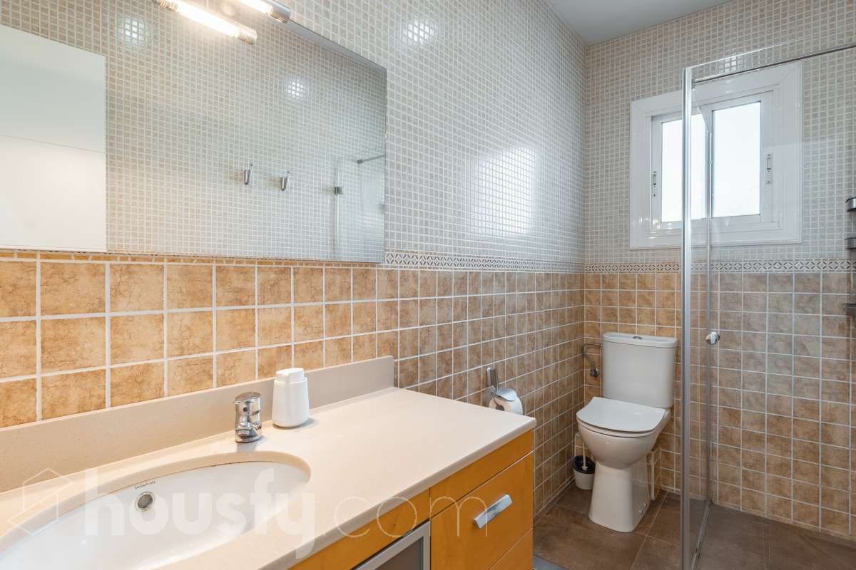 Housfy vende en exclusiva este acogedor piso de 3 habitaciones ubicado en Esplugues de Llobregat, una vivienda muy luminosa y cuidada, perfecta para quienes buscan un hogar listo para disfrutar desde el primer día. La vivienda consta de 71 m2 útiles (verificados con la Dirección General de Catastro) y fue construida en el año 1973. La luz natural es una de sus grandes protagonistas, creando espacios agradables y llenos de vida. El salón-comedor, con salida al balcón, invita a compartir momentos en familia o simplemente a disfrutar de la tranquilidad del hogar. La vivienda se completa con una cocina totalmente equipada con lavadero independiente, tres dormitorios, un baño completo con plato de ducha, aire acondicionado y calefacción que garantizan el confort durante todo el año. Características específicas: -Aire acondicionado y calefacción -Balcón -Lavadero independiente -Muy buen estado de conservación -Finca sin ascensor -Cédula de habitabilidad vigente Zona y entorno Ubicada en la zona de La Plana-Montesa en Esplugues de Llobregat, municipio de Barcelona, esta vivienda combina la tranquilidad de un entorno residencial con la comodidad de disponer de todos los servicios necesarios para el día a día a pocos minutos: comercios, colegios, transporte público y zonas verdes. Su excelente conexión con Barcelona, a través de la Diagonal, el Trambaix y la Ronda de Dalt, facilita los desplazamientos tanto en transporte público como en vehículo privado. Aviso legal El precio de venta no incluye gastos de la compraventa como notaría, registro, impuestos, ni tampoco honorarios agencia. Esta publicación no es vinculante. Consulta siempre la nota simple con Housfy antes de formalizar la compraventa. Sobre nosotros Housfy es la plataforma integral de servicios inmobiliarios. Nuestra combinación de expertos y tecnología pone al alcance de todo el mundo servicios cómodos, claros y seguros. AICAT número: 7922. Nos encargamos de la gestión y asesoramiento de la compra. ¡Olvídate de todo! Hacemos los trámites por ti. Y, si además necesitas financiación, ponemos a tu disposición un bróker hipotecario para ayudarte a conseguir las mejores condiciones para tu perfil económico. ¿Quieres visitarla? Contacta con Housfy y agenda tu visita sin compromiso. Más información en: housfy.com En cumplimiento de la Ley 8/2026 en Cataluña, el certificado de presencia o ausencia de amianto se encuentra en proceso de tramitación.-25