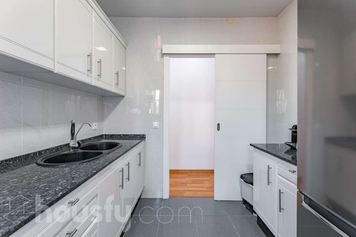 Housfy vende en exclusiva este acogedor piso de 3 habitaciones ubicado en Esplugues de Llobregat, una vivienda muy luminosa y cuidada, perfecta para quienes buscan un hogar listo para disfrutar desde el primer día. La vivienda consta de 71 m2 útiles (verificados con la Dirección General de Catastro) y fue construida en el año 1973. La luz natural es una de sus grandes protagonistas, creando espacios agradables y llenos de vida. El salón-comedor, con salida al balcón, invita a compartir momentos en familia o simplemente a disfrutar de la tranquilidad del hogar. La vivienda se completa con una cocina totalmente equipada con lavadero independiente, tres dormitorios, un baño completo con plato de ducha, aire acondicionado y calefacción que garantizan el confort durante todo el año. Características específicas: -Aire acondicionado y calefacción -Balcón -Lavadero independiente -Muy buen estado de conservación -Finca sin ascensor -Cédula de habitabilidad vigente Zona y entorno Ubicada en la zona de La Plana-Montesa en Esplugues de Llobregat, municipio de Barcelona, esta vivienda combina la tranquilidad de un entorno residencial con la comodidad de disponer de todos los servicios necesarios para el día a día a pocos minutos: comercios, colegios, transporte público y zonas verdes. Su excelente conexión con Barcelona, a través de la Diagonal, el Trambaix y la Ronda de Dalt, facilita los desplazamientos tanto en transporte público como en vehículo privado. Aviso legal El precio de venta no incluye gastos de la compraventa como notaría, registro, impuestos, ni tampoco honorarios agencia. Esta publicación no es vinculante. Consulta siempre la nota simple con Housfy antes de formalizar la compraventa. Sobre nosotros Housfy es la plataforma integral de servicios inmobiliarios. Nuestra combinación de expertos y tecnología pone al alcance de todo el mundo servicios cómodos, claros y seguros. AICAT número: 7922. Nos encargamos de la gestión y asesoramiento de la compra. ¡Olvídate de todo! Hacemos los trámites por ti. Y, si además necesitas financiación, ponemos a tu disposición un bróker hipotecario para ayudarte a conseguir las mejores condiciones para tu perfil económico. ¿Quieres visitarla? Contacta con Housfy y agenda tu visita sin compromiso. Más información en: housfy.com En cumplimiento de la Ley 8/2026 en Cataluña, el certificado de presencia o ausencia de amianto se encuentra en proceso de tramitación.-15