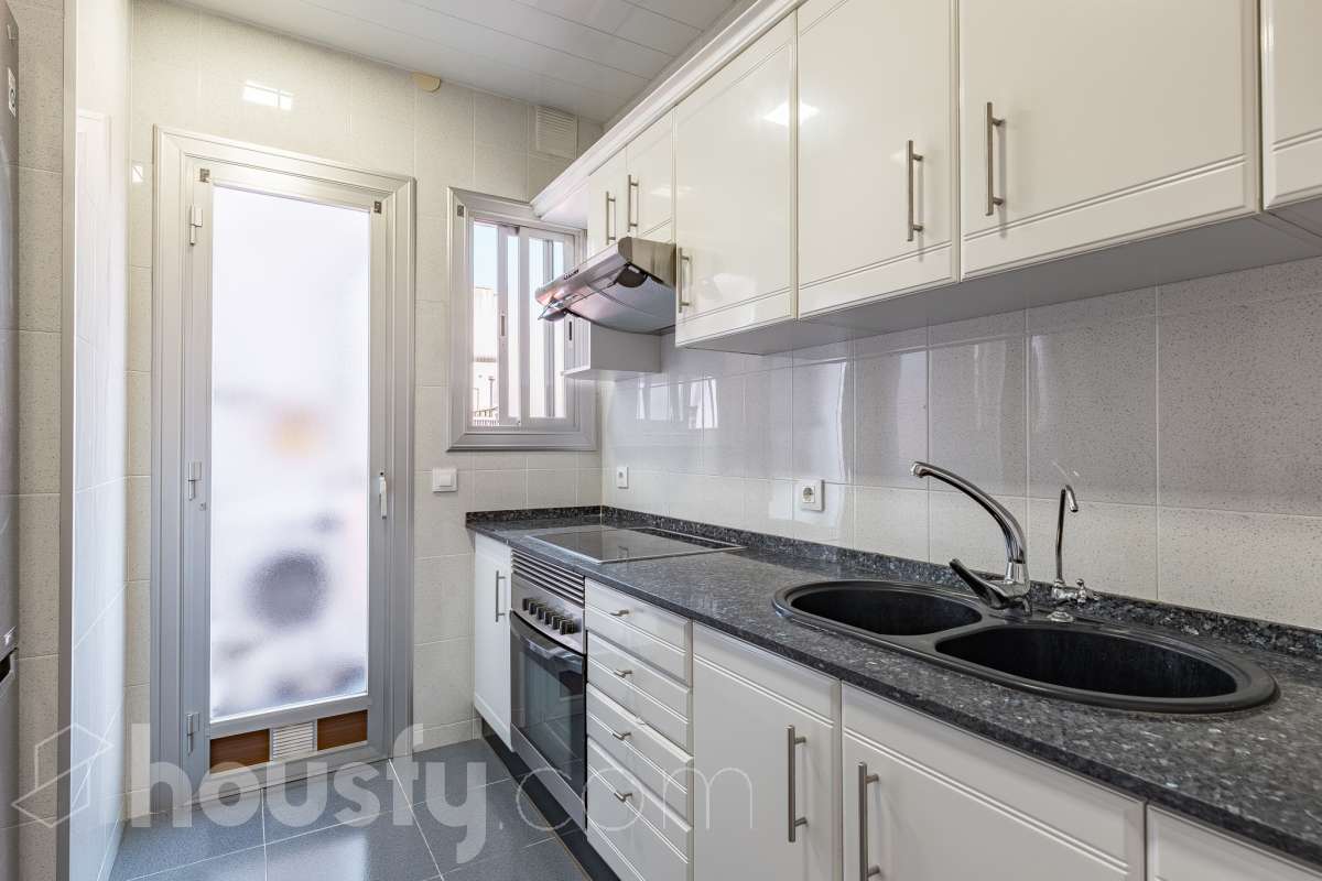 Housfy vende en exclusiva este acogedor piso de 3 habitaciones ubicado en Esplugues de Llobregat, una vivienda muy luminosa y cuidada, perfecta para quienes buscan un hogar listo para disfrutar desde el primer día. La vivienda consta de 71 m2 útiles (verificados con la Dirección General de Catastro) y fue construida en el año 1973. La luz natural es una de sus grandes protagonistas, creando espacios agradables y llenos de vida. El salón-comedor, con salida al balcón, invita a compartir momentos en familia o simplemente a disfrutar de la tranquilidad del hogar. La vivienda se completa con una cocina totalmente equipada con lavadero independiente, tres dormitorios, un baño completo con plato de ducha, aire acondicionado y calefacción que garantizan el confort durante todo el año. Características específicas: -Aire acondicionado y calefacción -Balcón -Lavadero independiente -Muy buen estado de conservación -Finca sin ascensor -Cédula de habitabilidad vigente Zona y entorno Ubicada en la zona de La Plana-Montesa en Esplugues de Llobregat, municipio de Barcelona, esta vivienda combina la tranquilidad de un entorno residencial con la comodidad de disponer de todos los servicios necesarios para el día a día a pocos minutos: comercios, colegios, transporte público y zonas verdes. Su excelente conexión con Barcelona, a través de la Diagonal, el Trambaix y la Ronda de Dalt, facilita los desplazamientos tanto en transporte público como en vehículo privado. Aviso legal El precio de venta no incluye gastos de la compraventa como notaría, registro, impuestos, ni tampoco honorarios agencia. Esta publicación no es vinculante. Consulta siempre la nota simple con Housfy antes de formalizar la compraventa. Sobre nosotros Housfy es la plataforma integral de servicios inmobiliarios. Nuestra combinación de expertos y tecnología pone al alcance de todo el mundo servicios cómodos, claros y seguros. AICAT número: 7922. Nos encargamos de la gestión y asesoramiento de la compra. ¡Olvídate de todo! Hacemos los trámites por ti. Y, si además necesitas financiación, ponemos a tu disposición un bróker hipotecario para ayudarte a conseguir las mejores condiciones para tu perfil económico. ¿Quieres visitarla? Contacta con Housfy y agenda tu visita sin compromiso. Más información en: housfy.com En cumplimiento de la Ley 8/2026 en Cataluña, el certificado de presencia o ausencia de amianto se encuentra en proceso de tramitación.-10