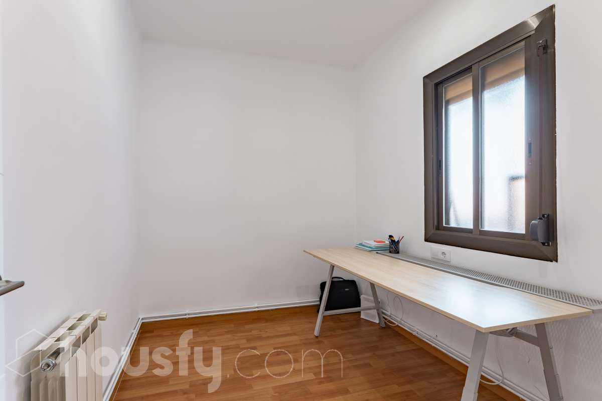 Housfy vende en exclusiva este acogedor piso de 3 habitaciones ubicado en Esplugues de Llobregat, una vivienda muy luminosa y cuidada, perfecta para quienes buscan un hogar listo para disfrutar desde el primer día. La vivienda consta de 71 m2 útiles (verificados con la Dirección General de Catastro) y fue construida en el año 1973. La luz natural es una de sus grandes protagonistas, creando espacios agradables y llenos de vida. El salón-comedor, con salida al balcón, invita a compartir momentos en familia o simplemente a disfrutar de la tranquilidad del hogar. La vivienda se completa con una cocina totalmente equipada con lavadero independiente, tres dormitorios, un baño completo con plato de ducha, aire acondicionado y calefacción que garantizan el confort durante todo el año. Características específicas: -Aire acondicionado y calefacción -Balcón -Lavadero independiente -Muy buen estado de conservación -Finca sin ascensor -Cédula de habitabilidad vigente Zona y entorno Ubicada en la zona de La Plana-Montesa en Esplugues de Llobregat, municipio de Barcelona, esta vivienda combina la tranquilidad de un entorno residencial con la comodidad de disponer de todos los servicios necesarios para el día a día a pocos minutos: comercios, colegios, transporte público y zonas verdes. Su excelente conexión con Barcelona, a través de la Diagonal, el Trambaix y la Ronda de Dalt, facilita los desplazamientos tanto en transporte público como en vehículo privado. Aviso legal El precio de venta no incluye gastos de la compraventa como notaría, registro, impuestos, ni tampoco honorarios agencia. Esta publicación no es vinculante. Consulta siempre la nota simple con Housfy antes de formalizar la compraventa. Sobre nosotros Housfy es la plataforma integral de servicios inmobiliarios. Nuestra combinación de expertos y tecnología pone al alcance de todo el mundo servicios cómodos, claros y seguros. AICAT número: 7922. Nos encargamos de la gestión y asesoramiento de la compra. ¡Olvídate de todo! Hacemos los trámites por ti. Y, si además necesitas financiación, ponemos a tu disposición un bróker hipotecario para ayudarte a conseguir las mejores condiciones para tu perfil económico. ¿Quieres visitarla? Contacta con Housfy y agenda tu visita sin compromiso. Más información en: housfy.com En cumplimiento de la Ley 8/2026 en Cataluña, el certificado de presencia o ausencia de amianto se encuentra en proceso de tramitación.-23