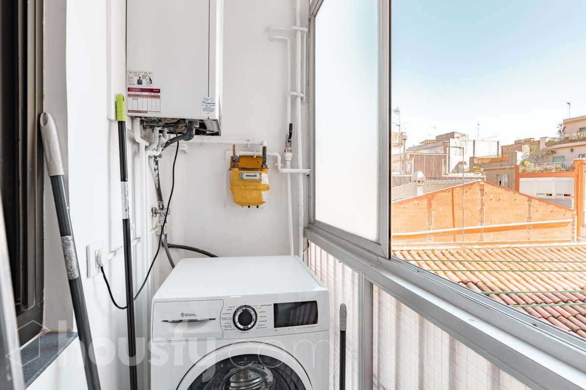 Housfy vende en exclusiva este acogedor piso de 3 habitaciones ubicado en Esplugues de Llobregat, una vivienda muy luminosa y cuidada, perfecta para quienes buscan un hogar listo para disfrutar desde el primer día. La vivienda consta de 71 m2 útiles (verificados con la Dirección General de Catastro) y fue construida en el año 1973. La luz natural es una de sus grandes protagonistas, creando espacios agradables y llenos de vida. El salón-comedor, con salida al balcón, invita a compartir momentos en familia o simplemente a disfrutar de la tranquilidad del hogar. La vivienda se completa con una cocina totalmente equipada con lavadero independiente, tres dormitorios, un baño completo con plato de ducha, aire acondicionado y calefacción que garantizan el confort durante todo el año. Características específicas: -Aire acondicionado y calefacción -Balcón -Lavadero independiente -Muy buen estado de conservación -Finca sin ascensor -Cédula de habitabilidad vigente Zona y entorno Ubicada en la zona de La Plana-Montesa en Esplugues de Llobregat, municipio de Barcelona, esta vivienda combina la tranquilidad de un entorno residencial con la comodidad de disponer de todos los servicios necesarios para el día a día a pocos minutos: comercios, colegios, transporte público y zonas verdes. Su excelente conexión con Barcelona, a través de la Diagonal, el Trambaix y la Ronda de Dalt, facilita los desplazamientos tanto en transporte público como en vehículo privado. Aviso legal El precio de venta no incluye gastos de la compraventa como notaría, registro, impuestos, ni tampoco honorarios agencia. Esta publicación no es vinculante. Consulta siempre la nota simple con Housfy antes de formalizar la compraventa. Sobre nosotros Housfy es la plataforma integral de servicios inmobiliarios. Nuestra combinación de expertos y tecnología pone al alcance de todo el mundo servicios cómodos, claros y seguros. AICAT número: 7922. Nos encargamos de la gestión y asesoramiento de la compra. ¡Olvídate de todo! Hacemos los trámites por ti. Y, si además necesitas financiación, ponemos a tu disposición un bróker hipotecario para ayudarte a conseguir las mejores condiciones para tu perfil económico. ¿Quieres visitarla? Contacta con Housfy y agenda tu visita sin compromiso. Más información en: housfy.com En cumplimiento de la Ley 8/2026 en Cataluña, el certificado de presencia o ausencia de amianto se encuentra en proceso de tramitación.-14