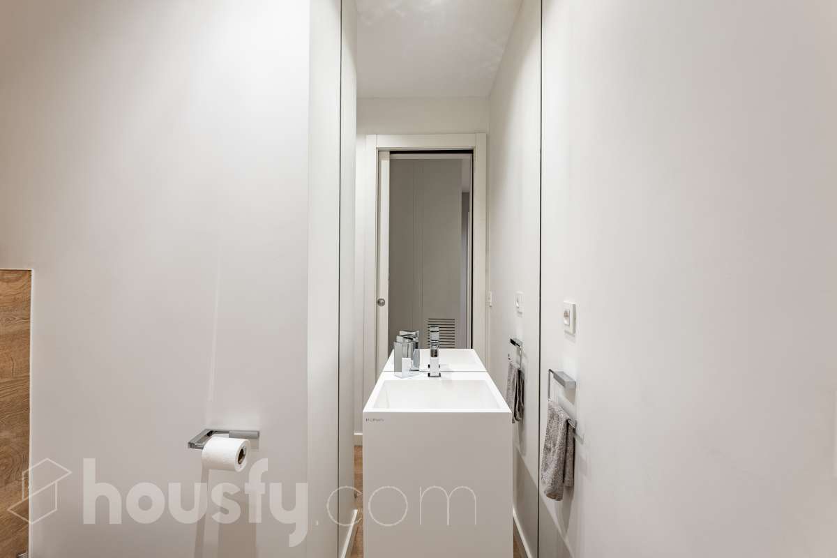 Fantástica planta baja de 152m² habitables, con terraza privada de 80m², zona comunitaria con piscina, parking y trastero. Housfy presenta esta impresionante planta baja, construida en el año 2016 en una de las zonas residenciales más modernas, cotizadas y tranquilas de Sant Feliu de Llobregat, la Ciudad Deportiva Joan Gamper. Se trata de una propiedad única que redefine el concepto de amplitud, destacando por un diseño vanguardista de revista y una espectacular terraza privativa de 80m2 . La vivienda mide 152 m² (verificados con la Dirección General de Catastro) y dispone de parking y trastero en el mismo edificio. La zona de día te enamorará desde el primer instante gracias a un salón-comedor extremadamente grande y diáfano, inundado de luz natural a través de sus enormes ventanales de suelo a techo. En este espacio se integra a la perfección una cocina de concepto abierto con una espectacular isla central en tonos antracita, ideal para los amantes de la gastronomía y la vida social. Toda la estancia se prolonga hacia el exterior conectando directamente con una espectacular terraza privada de más de 80 m² llanos, perfectamente acondicionada con una zona de comedor bajo pérgola y un área de solárium con césped artificial que garantiza un auténtico oasis de privacidad. La zona de descanso está compuesta por cuatro dormitorios amplios y versátiles, perfectos para la familia, invitados o para teletrabajar. Entre ellos destaca la suite principal, un espacio de ensueño que cuenta con su propio vestidor independiente y un baño completo integrado. El confort en toda la vivienda está asegurado con acabados de alta gama, suelos de parquet que aportan calidez, persianas eléctricas, sistema de calefacción, aire acondicionado por conductos y tecnología domótica. La propiedad se encuentra dentro de un exclusivo complejo residencial que ofrece a sus vecinos el acceso a un recinto privado con amplias zonas verdes, árboles maduros y una magnífica piscina comunitaria para disfrutar del verano. Para tu total comodidad, el precio incluye una plaza de garaje de muy fácil acceso en la misma finca y un trastero independiente, todo ello en un edificio moderno equipado con ascensor. Ubicada en un entorno estratégico de Sant Feliu de Llobregat, esta vivienda ofrece una calidad de vida inmejorable. Te encontrarás en una zona residencial muy tranquila y rodeada de parques, pero con la ventaja de tener todos los servicios, comercios y colegios a un paso, además de disfrutar de unas conexiones excelentes con Barcelona tanto en transporte público como por carretera. Una oportunidad de alto standing lista para entrar a vivir que no puedes dejar escapar. Aviso legal El precio de venta no incluye gastos de la compraventa como notaría, registro, impuestos, ni tampoco honorarios agencia. Esta publicación no es vinculante. Consulta siempre la nota simple con Housfy antes de formalizar la compraventa. Sobre nosotros Housfy es la plataforma integral de servicios inmobiliarios. Nuestra combinación de expertos y tecnología pone al alcance de todo el mundo servicios cómodos, claros y seguros. AICAT número: 7922. Nos encargamos de la gestión y asesoramiento de la compra. ¡Olvídate de todo! Hacemos los trámites por ti. Y, si además necesitas financiación, ponemos a tu disposición un bróker hipotecario para ayudarte a conseguir las mejores condiciones para tu perfil económico. ¿Quieres visitarla? Contacta con Housfy y agenda tu visita sin compromiso. Más información en: housfy.com En cumplimiento de la Ley 8/2026 en Cataluña, el certificado de presencia o ausencia de amianto se encuentra en proceso de tramitación.-37