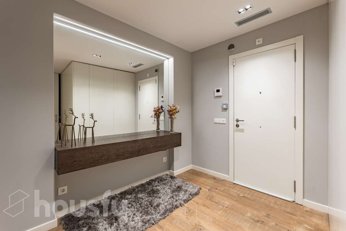 Fantástica planta baja de 152m² habitables, con terraza privada de 80m², zona comunitaria con piscina, parking y trastero. Housfy presenta esta impresionante planta baja, construida en el año 2016 en una de las zonas residenciales más modernas, cotizadas y tranquilas de Sant Feliu de Llobregat, la Ciudad Deportiva Joan Gamper. Se trata de una propiedad única que redefine el concepto de amplitud, destacando por un diseño vanguardista de revista y una espectacular terraza privativa de 80m2 . La vivienda mide 152 m² (verificados con la Dirección General de Catastro) y dispone de parking y trastero en el mismo edificio. La zona de día te enamorará desde el primer instante gracias a un salón-comedor extremadamente grande y diáfano, inundado de luz natural a través de sus enormes ventanales de suelo a techo. En este espacio se integra a la perfección una cocina de concepto abierto con una espectacular isla central en tonos antracita, ideal para los amantes de la gastronomía y la vida social. Toda la estancia se prolonga hacia el exterior conectando directamente con una espectacular terraza privada de más de 80 m² llanos, perfectamente acondicionada con una zona de comedor bajo pérgola y un área de solárium con césped artificial que garantiza un auténtico oasis de privacidad. La zona de descanso está compuesta por cuatro dormitorios amplios y versátiles, perfectos para la familia, invitados o para teletrabajar. Entre ellos destaca la suite principal, un espacio de ensueño que cuenta con su propio vestidor independiente y un baño completo integrado. El confort en toda la vivienda está asegurado con acabados de alta gama, suelos de parquet que aportan calidez, persianas eléctricas, sistema de calefacción, aire acondicionado por conductos y tecnología domótica. La propiedad se encuentra dentro de un exclusivo complejo residencial que ofrece a sus vecinos el acceso a un recinto privado con amplias zonas verdes, árboles maduros y una magnífica piscina comunitaria para disfrutar del verano. Para tu total comodidad, el precio incluye una plaza de garaje de muy fácil acceso en la misma finca y un trastero independiente, todo ello en un edificio moderno equipado con ascensor. Ubicada en un entorno estratégico de Sant Feliu de Llobregat, esta vivienda ofrece una calidad de vida inmejorable. Te encontrarás en una zona residencial muy tranquila y rodeada de parques, pero con la ventaja de tener todos los servicios, comercios y colegios a un paso, además de disfrutar de unas conexiones excelentes con Barcelona tanto en transporte público como por carretera. Una oportunidad de alto standing lista para entrar a vivir que no puedes dejar escapar. Aviso legal El precio de venta no incluye gastos de la compraventa como notaría, registro, impuestos, ni tampoco honorarios agencia. Esta publicación no es vinculante. Consulta siempre la nota simple con Housfy antes de formalizar la compraventa. Sobre nosotros Housfy es la plataforma integral de servicios inmobiliarios. Nuestra combinación de expertos y tecnología pone al alcance de todo el mundo servicios cómodos, claros y seguros. AICAT número: 7922. Nos encargamos de la gestión y asesoramiento de la compra. ¡Olvídate de todo! Hacemos los trámites por ti. Y, si además necesitas financiación, ponemos a tu disposición un bróker hipotecario para ayudarte a conseguir las mejores condiciones para tu perfil económico. ¿Quieres visitarla? Contacta con Housfy y agenda tu visita sin compromiso. Más información en: housfy.com En cumplimiento de la Ley 8/2026 en Cataluña, el certificado de presencia o ausencia de amianto se encuentra en proceso de tramitación.-25