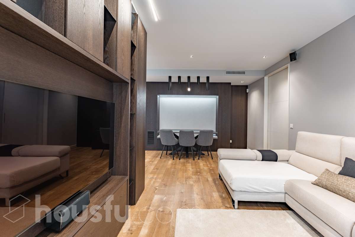 Fantástica planta baja de 152m² habitables, con terraza privada de 80m², zona comunitaria con piscina, parking y trastero. Housfy presenta esta impresionante planta baja, construida en el año 2016 en una de las zonas residenciales más modernas, cotizadas y tranquilas de Sant Feliu de Llobregat, la Ciudad Deportiva Joan Gamper. Se trata de una propiedad única que redefine el concepto de amplitud, destacando por un diseño vanguardista de revista y una espectacular terraza privativa de 80m2 . La vivienda mide 152 m² (verificados con la Dirección General de Catastro) y dispone de parking y trastero en el mismo edificio. La zona de día te enamorará desde el primer instante gracias a un salón-comedor extremadamente grande y diáfano, inundado de luz natural a través de sus enormes ventanales de suelo a techo. En este espacio se integra a la perfección una cocina de concepto abierto con una espectacular isla central en tonos antracita, ideal para los amantes de la gastronomía y la vida social. Toda la estancia se prolonga hacia el exterior conectando directamente con una espectacular terraza privada de más de 80 m² llanos, perfectamente acondicionada con una zona de comedor bajo pérgola y un área de solárium con césped artificial que garantiza un auténtico oasis de privacidad. La zona de descanso está compuesta por cuatro dormitorios amplios y versátiles, perfectos para la familia, invitados o para teletrabajar. Entre ellos destaca la suite principal, un espacio de ensueño que cuenta con su propio vestidor independiente y un baño completo integrado. El confort en toda la vivienda está asegurado con acabados de alta gama, suelos de parquet que aportan calidez, persianas eléctricas, sistema de calefacción, aire acondicionado por conductos y tecnología domótica. La propiedad se encuentra dentro de un exclusivo complejo residencial que ofrece a sus vecinos el acceso a un recinto privado con amplias zonas verdes, árboles maduros y una magnífica piscina comunitaria para disfrutar del verano. Para tu total comodidad, el precio incluye una plaza de garaje de muy fácil acceso en la misma finca y un trastero independiente, todo ello en un edificio moderno equipado con ascensor. Ubicada en un entorno estratégico de Sant Feliu de Llobregat, esta vivienda ofrece una calidad de vida inmejorable. Te encontrarás en una zona residencial muy tranquila y rodeada de parques, pero con la ventaja de tener todos los servicios, comercios y colegios a un paso, además de disfrutar de unas conexiones excelentes con Barcelona tanto en transporte público como por carretera. Una oportunidad de alto standing lista para entrar a vivir que no puedes dejar escapar. Aviso legal El precio de venta no incluye gastos de la compraventa como notaría, registro, impuestos, ni tampoco honorarios agencia. Esta publicación no es vinculante. Consulta siempre la nota simple con Housfy antes de formalizar la compraventa. Sobre nosotros Housfy es la plataforma integral de servicios inmobiliarios. Nuestra combinación de expertos y tecnología pone al alcance de todo el mundo servicios cómodos, claros y seguros. AICAT número: 7922. Nos encargamos de la gestión y asesoramiento de la compra. ¡Olvídate de todo! Hacemos los trámites por ti. Y, si además necesitas financiación, ponemos a tu disposición un bróker hipotecario para ayudarte a conseguir las mejores condiciones para tu perfil económico. ¿Quieres visitarla? Contacta con Housfy y agenda tu visita sin compromiso. Más información en: housfy.com En cumplimiento de la Ley 8/2026 en Cataluña, el certificado de presencia o ausencia de amianto se encuentra en proceso de tramitación.-9