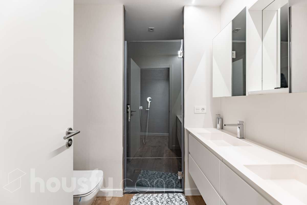 Fantástica planta baja de 152m² habitables, con terraza privada de 80m², zona comunitaria con piscina, parking y trastero. Housfy presenta esta impresionante planta baja, construida en el año 2016 en una de las zonas residenciales más modernas, cotizadas y tranquilas de Sant Feliu de Llobregat, la Ciudad Deportiva Joan Gamper. Se trata de una propiedad única que redefine el concepto de amplitud, destacando por un diseño vanguardista de revista y una espectacular terraza privativa de 80m2 . La vivienda mide 152 m² (verificados con la Dirección General de Catastro) y dispone de parking y trastero en el mismo edificio. La zona de día te enamorará desde el primer instante gracias a un salón-comedor extremadamente grande y diáfano, inundado de luz natural a través de sus enormes ventanales de suelo a techo. En este espacio se integra a la perfección una cocina de concepto abierto con una espectacular isla central en tonos antracita, ideal para los amantes de la gastronomía y la vida social. Toda la estancia se prolonga hacia el exterior conectando directamente con una espectacular terraza privada de más de 80 m² llanos, perfectamente acondicionada con una zona de comedor bajo pérgola y un área de solárium con césped artificial que garantiza un auténtico oasis de privacidad. La zona de descanso está compuesta por cuatro dormitorios amplios y versátiles, perfectos para la familia, invitados o para teletrabajar. Entre ellos destaca la suite principal, un espacio de ensueño que cuenta con su propio vestidor independiente y un baño completo integrado. El confort en toda la vivienda está asegurado con acabados de alta gama, suelos de parquet que aportan calidez, persianas eléctricas, sistema de calefacción, aire acondicionado por conductos y tecnología domótica. La propiedad se encuentra dentro de un exclusivo complejo residencial que ofrece a sus vecinos el acceso a un recinto privado con amplias zonas verdes, árboles maduros y una magnífica piscina comunitaria para disfrutar del verano. Para tu total comodidad, el precio incluye una plaza de garaje de muy fácil acceso en la misma finca y un trastero independiente, todo ello en un edificio moderno equipado con ascensor. Ubicada en un entorno estratégico de Sant Feliu de Llobregat, esta vivienda ofrece una calidad de vida inmejorable. Te encontrarás en una zona residencial muy tranquila y rodeada de parques, pero con la ventaja de tener todos los servicios, comercios y colegios a un paso, además de disfrutar de unas conexiones excelentes con Barcelona tanto en transporte público como por carretera. Una oportunidad de alto standing lista para entrar a vivir que no puedes dejar escapar. Aviso legal El precio de venta no incluye gastos de la compraventa como notaría, registro, impuestos, ni tampoco honorarios agencia. Esta publicación no es vinculante. Consulta siempre la nota simple con Housfy antes de formalizar la compraventa. Sobre nosotros Housfy es la plataforma integral de servicios inmobiliarios. Nuestra combinación de expertos y tecnología pone al alcance de todo el mundo servicios cómodos, claros y seguros. AICAT número: 7922. Nos encargamos de la gestión y asesoramiento de la compra. ¡Olvídate de todo! Hacemos los trámites por ti. Y, si además necesitas financiación, ponemos a tu disposición un bróker hipotecario para ayudarte a conseguir las mejores condiciones para tu perfil económico. ¿Quieres visitarla? Contacta con Housfy y agenda tu visita sin compromiso. Más información en: housfy.com En cumplimiento de la Ley 8/2026 en Cataluña, el certificado de presencia o ausencia de amianto se encuentra en proceso de tramitación.-35