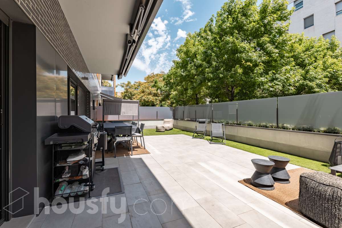 Fantástica planta baja de 152m² habitables, con terraza privada de 80m², zona comunitaria con piscina, parking y trastero. Housfy presenta esta impresionante planta baja, construida en el año 2016 en una de las zonas residenciales más modernas, cotizadas y tranquilas de Sant Feliu de Llobregat, la Ciudad Deportiva Joan Gamper. Se trata de una propiedad única que redefine el concepto de amplitud, destacando por un diseño vanguardista de revista y una espectacular terraza privativa de 80m2 . La vivienda mide 152 m² (verificados con la Dirección General de Catastro) y dispone de parking y trastero en el mismo edificio. La zona de día te enamorará desde el primer instante gracias a un salón-comedor extremadamente grande y diáfano, inundado de luz natural a través de sus enormes ventanales de suelo a techo. En este espacio se integra a la perfección una cocina de concepto abierto con una espectacular isla central en tonos antracita, ideal para los amantes de la gastronomía y la vida social. Toda la estancia se prolonga hacia el exterior conectando directamente con una espectacular terraza privada de más de 80 m² llanos, perfectamente acondicionada con una zona de comedor bajo pérgola y un área de solárium con césped artificial que garantiza un auténtico oasis de privacidad. La zona de descanso está compuesta por cuatro dormitorios amplios y versátiles, perfectos para la familia, invitados o para teletrabajar. Entre ellos destaca la suite principal, un espacio de ensueño que cuenta con su propio vestidor independiente y un baño completo integrado. El confort en toda la vivienda está asegurado con acabados de alta gama, suelos de parquet que aportan calidez, persianas eléctricas, sistema de calefacción, aire acondicionado por conductos y tecnología domótica. La propiedad se encuentra dentro de un exclusivo complejo residencial que ofrece a sus vecinos el acceso a un recinto privado con amplias zonas verdes, árboles maduros y una magnífica piscina comunitaria para disfrutar del verano. Para tu total comodidad, el precio incluye una plaza de garaje de muy fácil acceso en la misma finca y un trastero independiente, todo ello en un edificio moderno equipado con ascensor. Ubicada en un entorno estratégico de Sant Feliu de Llobregat, esta vivienda ofrece una calidad de vida inmejorable. Te encontrarás en una zona residencial muy tranquila y rodeada de parques, pero con la ventaja de tener todos los servicios, comercios y colegios a un paso, además de disfrutar de unas conexiones excelentes con Barcelona tanto en transporte público como por carretera. Una oportunidad de alto standing lista para entrar a vivir que no puedes dejar escapar. Aviso legal El precio de venta no incluye gastos de la compraventa como notaría, registro, impuestos, ni tampoco honorarios agencia. Esta publicación no es vinculante. Consulta siempre la nota simple con Housfy antes de formalizar la compraventa. Sobre nosotros Housfy es la plataforma integral de servicios inmobiliarios. Nuestra combinación de expertos y tecnología pone al alcance de todo el mundo servicios cómodos, claros y seguros. AICAT número: 7922. Nos encargamos de la gestión y asesoramiento de la compra. ¡Olvídate de todo! Hacemos los trámites por ti. Y, si además necesitas financiación, ponemos a tu disposición un bróker hipotecario para ayudarte a conseguir las mejores condiciones para tu perfil económico. ¿Quieres visitarla? Contacta con Housfy y agenda tu visita sin compromiso. Más información en: housfy.com En cumplimiento de la Ley 8/2026 en Cataluña, el certificado de presencia o ausencia de amianto se encuentra en proceso de tramitación.-22