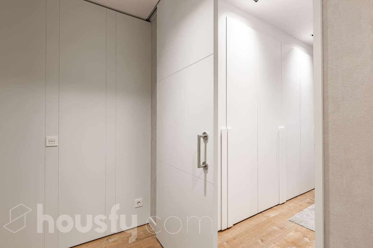 Fantástica planta baja de 152m² habitables, con terraza privada de 80m², zona comunitaria con piscina, parking y trastero. Housfy presenta esta impresionante planta baja, construida en el año 2016 en una de las zonas residenciales más modernas, cotizadas y tranquilas de Sant Feliu de Llobregat, la Ciudad Deportiva Joan Gamper. Se trata de una propiedad única que redefine el concepto de amplitud, destacando por un diseño vanguardista de revista y una espectacular terraza privativa de 80m2 . La vivienda mide 152 m² (verificados con la Dirección General de Catastro) y dispone de parking y trastero en el mismo edificio. La zona de día te enamorará desde el primer instante gracias a un salón-comedor extremadamente grande y diáfano, inundado de luz natural a través de sus enormes ventanales de suelo a techo. En este espacio se integra a la perfección una cocina de concepto abierto con una espectacular isla central en tonos antracita, ideal para los amantes de la gastronomía y la vida social. Toda la estancia se prolonga hacia el exterior conectando directamente con una espectacular terraza privada de más de 80 m² llanos, perfectamente acondicionada con una zona de comedor bajo pérgola y un área de solárium con césped artificial que garantiza un auténtico oasis de privacidad. La zona de descanso está compuesta por cuatro dormitorios amplios y versátiles, perfectos para la familia, invitados o para teletrabajar. Entre ellos destaca la suite principal, un espacio de ensueño que cuenta con su propio vestidor independiente y un baño completo integrado. El confort en toda la vivienda está asegurado con acabados de alta gama, suelos de parquet que aportan calidez, persianas eléctricas, sistema de calefacción, aire acondicionado por conductos y tecnología domótica. La propiedad se encuentra dentro de un exclusivo complejo residencial que ofrece a sus vecinos el acceso a un recinto privado con amplias zonas verdes, árboles maduros y una magnífica piscina comunitaria para disfrutar del verano. Para tu total comodidad, el precio incluye una plaza de garaje de muy fácil acceso en la misma finca y un trastero independiente, todo ello en un edificio moderno equipado con ascensor. Ubicada en un entorno estratégico de Sant Feliu de Llobregat, esta vivienda ofrece una calidad de vida inmejorable. Te encontrarás en una zona residencial muy tranquila y rodeada de parques, pero con la ventaja de tener todos los servicios, comercios y colegios a un paso, además de disfrutar de unas conexiones excelentes con Barcelona tanto en transporte público como por carretera. Una oportunidad de alto standing lista para entrar a vivir que no puedes dejar escapar. Aviso legal El precio de venta no incluye gastos de la compraventa como notaría, registro, impuestos, ni tampoco honorarios agencia. Esta publicación no es vinculante. Consulta siempre la nota simple con Housfy antes de formalizar la compraventa. Sobre nosotros Housfy es la plataforma integral de servicios inmobiliarios. Nuestra combinación de expertos y tecnología pone al alcance de todo el mundo servicios cómodos, claros y seguros. AICAT número: 7922. Nos encargamos de la gestión y asesoramiento de la compra. ¡Olvídate de todo! Hacemos los trámites por ti. Y, si además necesitas financiación, ponemos a tu disposición un bróker hipotecario para ayudarte a conseguir las mejores condiciones para tu perfil económico. ¿Quieres visitarla? Contacta con Housfy y agenda tu visita sin compromiso. Más información en: housfy.com En cumplimiento de la Ley 8/2026 en Cataluña, el certificado de presencia o ausencia de amianto se encuentra en proceso de tramitación.-36